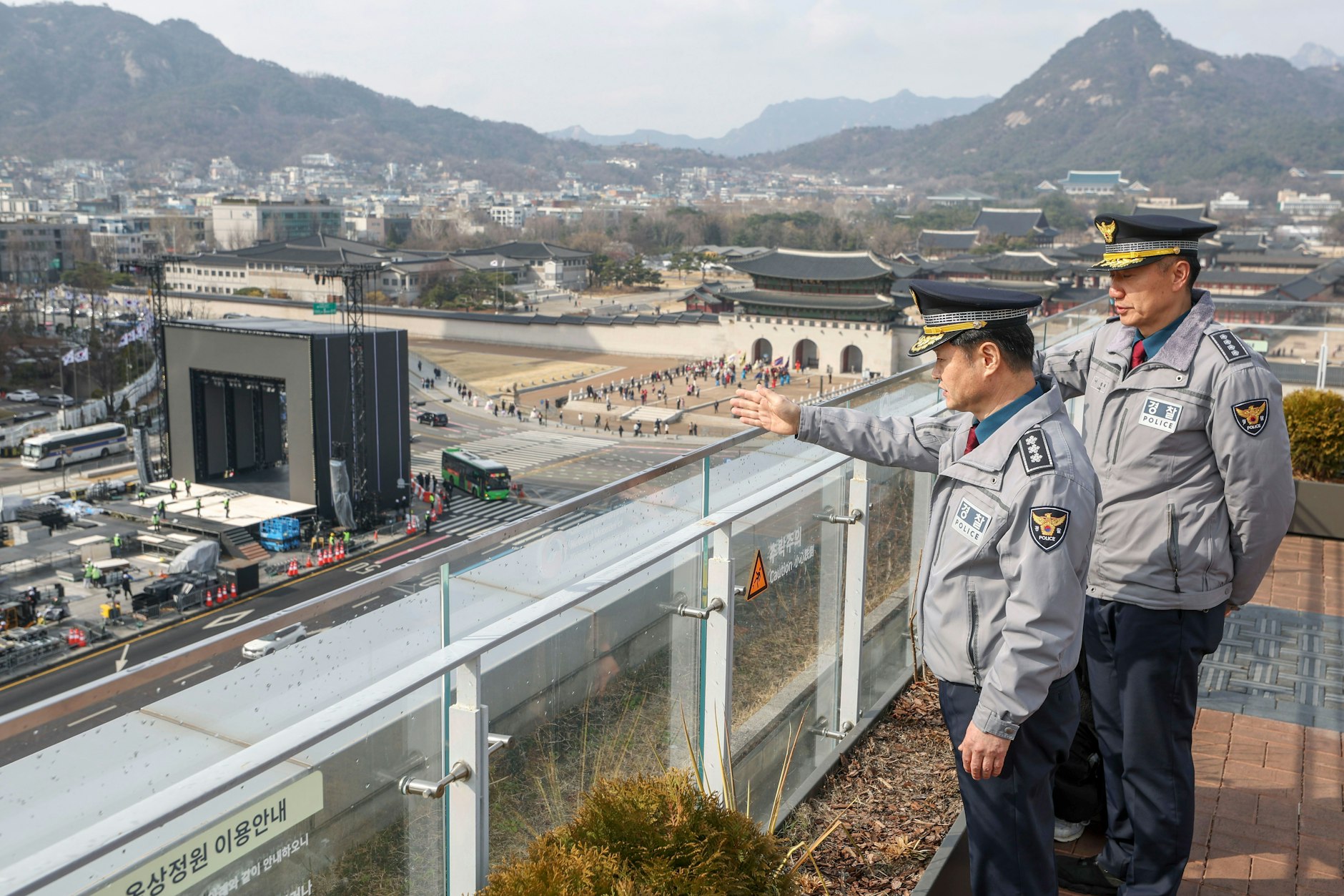 Park Jeong-bo (l), Chef der Seoul Metropolitan Police Agency, betrachtet die Bühne für ein kostenloses Konzert der K-Pop-Gruppe BTS auf dem Gwanghwamun-Platz in Seoul