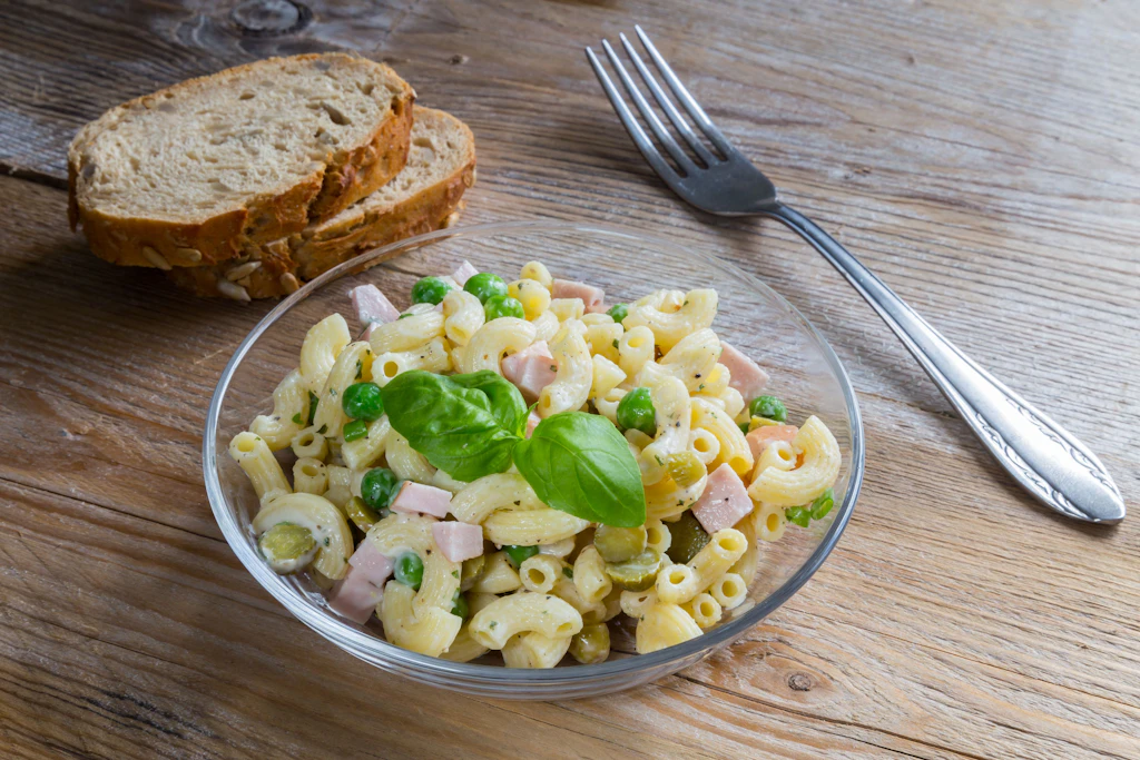 Nudelsalat schmeckt einfach immer. Doch welches Rezept ist wirklich perfekt? Unser leckerer Über-Nacht-Nudelsalat kommt schon sehr nah ran, versprochen!