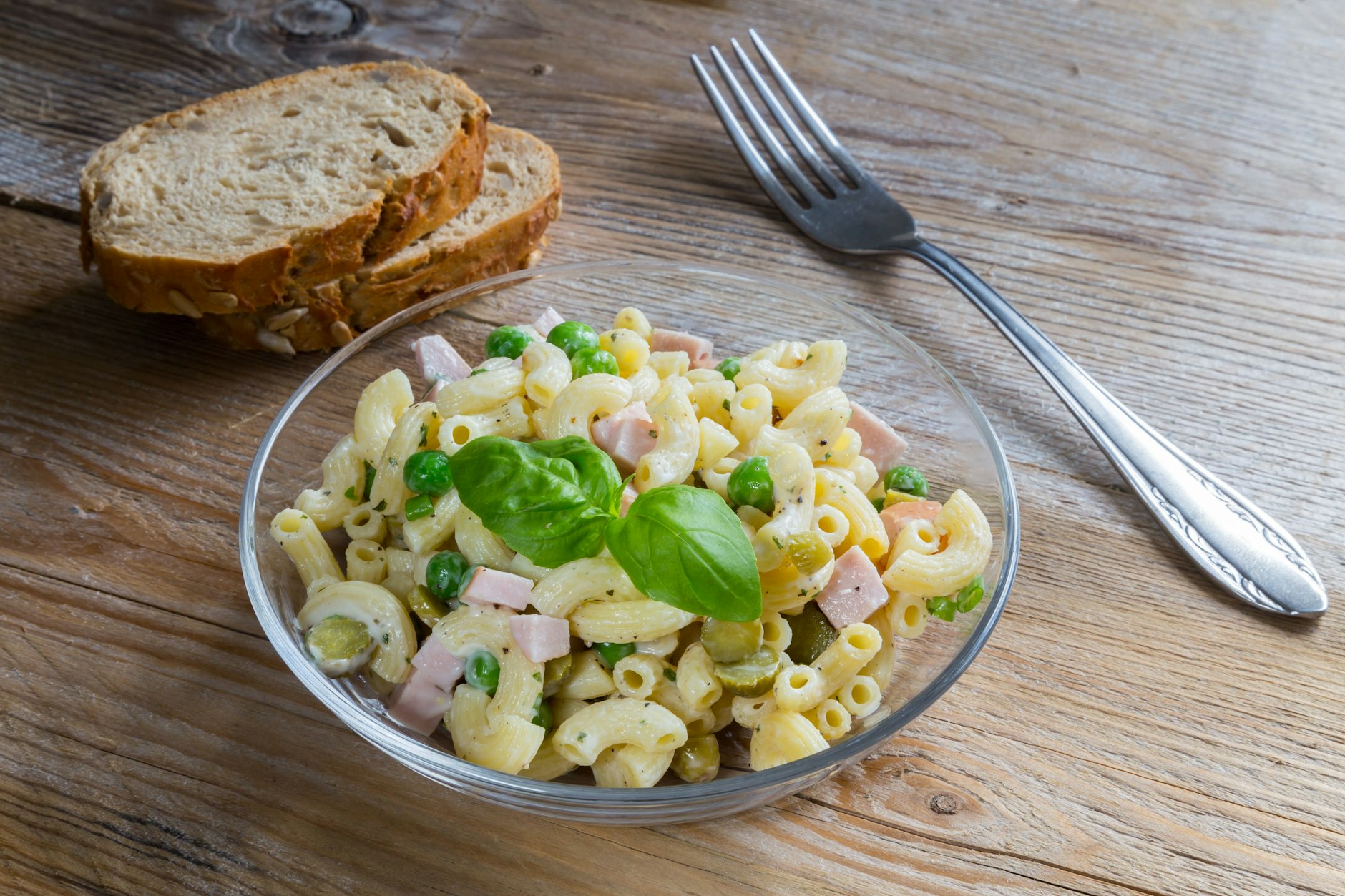 Nudelsalat schmeckt einfach immer. Doch welches Rezept ist wirklich perfekt? Unser leckerer Über-Nacht-Nudelsalat kommt schon sehr nah ran, versprochen!
