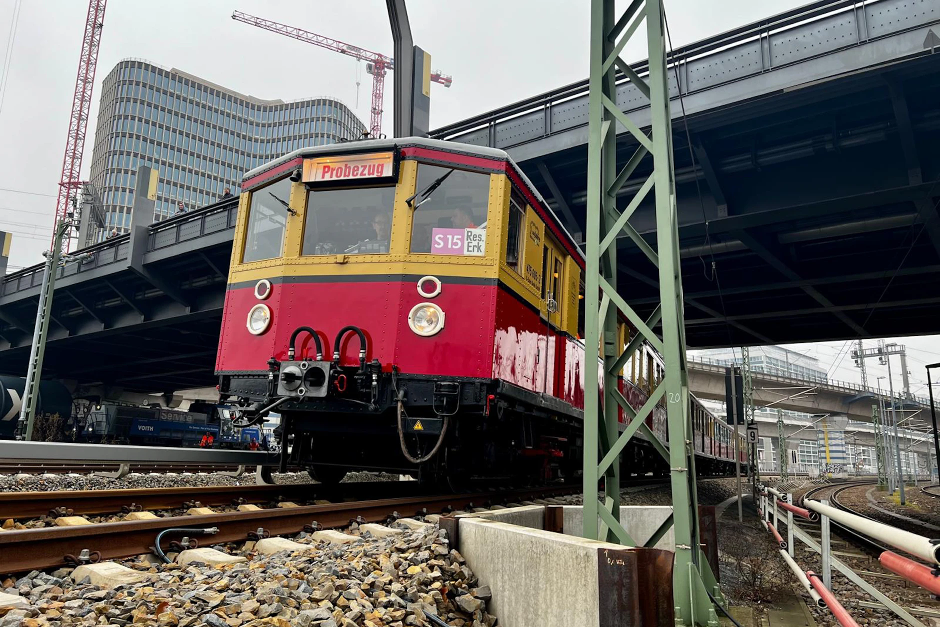 Messfahrt in Mitte: Der Museumszug des Vereins Historische S-Bahn Berlin mit Wagen von 1928 und 1938 war 2025 eines der ersten Fahrzeuge auf der neuen Strecke. Künftig verkehren moderne Züge.