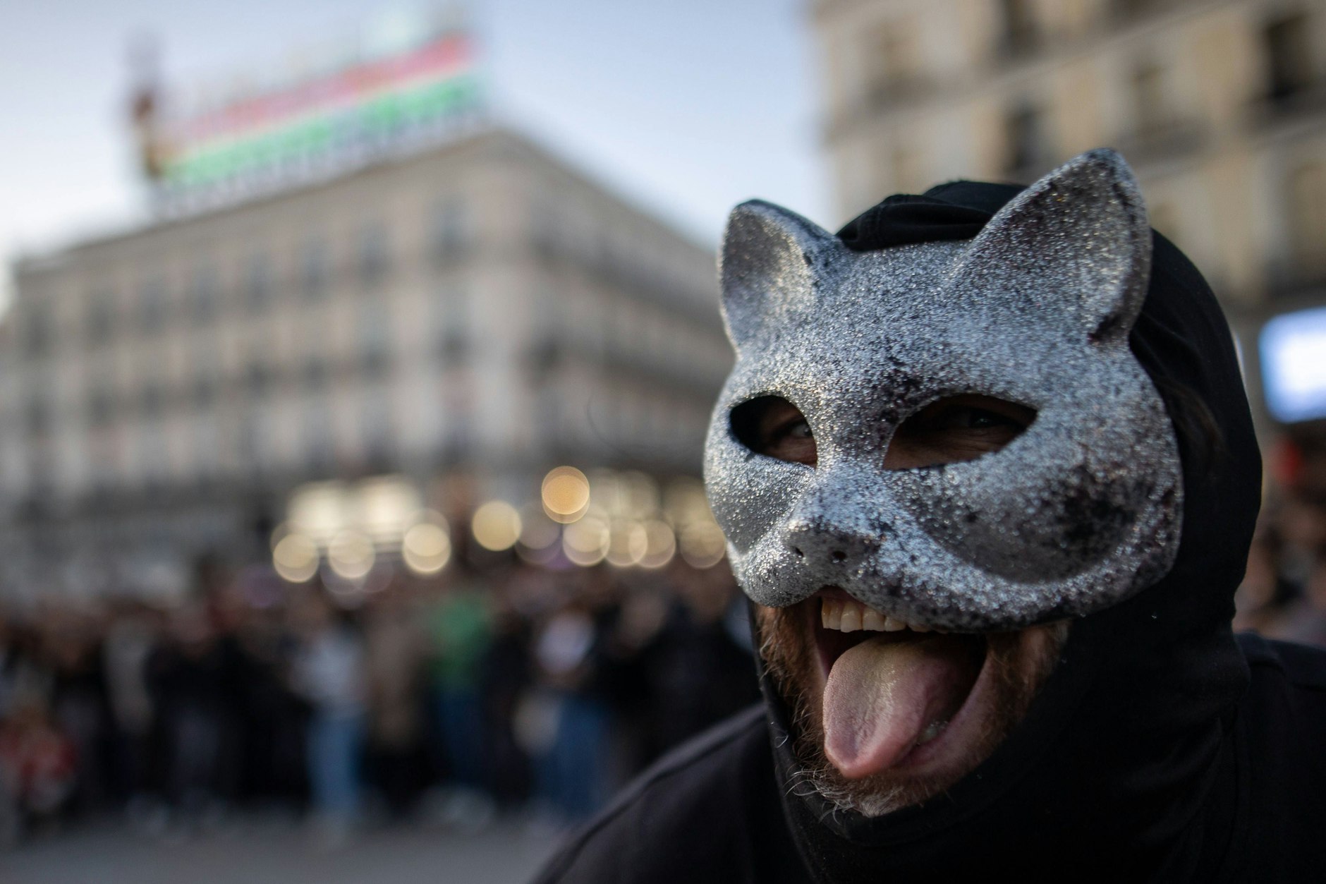 Ein Mann fühlt sich als Katze und präsentiert sich so in der Öffentlichkeit.