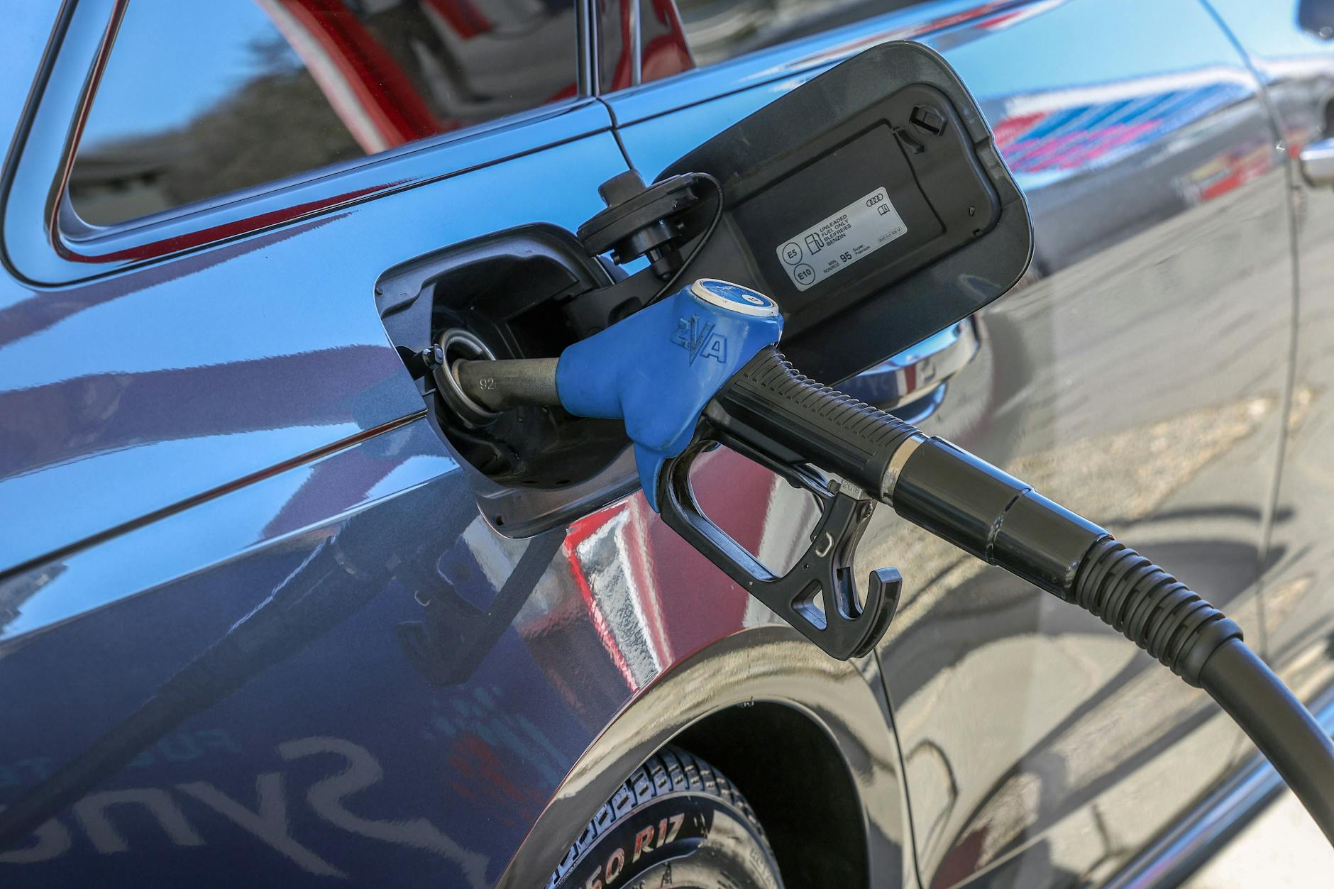 Die Mehrheit der Deutschen ist skeptisch bei den Maßnahmen der Bundesregierung gegen steigende Spritpreise.