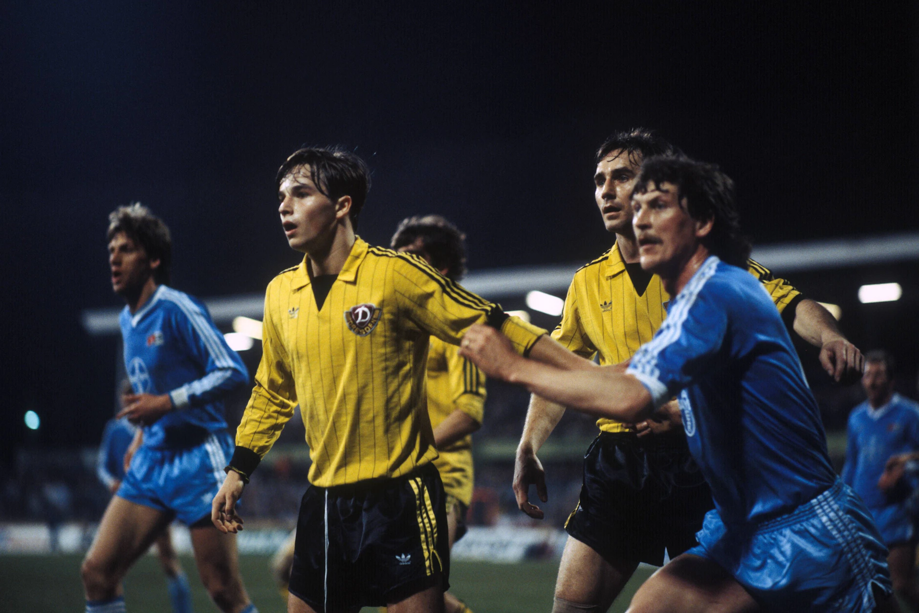 Dynamos Jörg Stübner (l.) beim Rückspiel in Uerdingen, auch der Mittelfeldspieler ging damals mit unter.