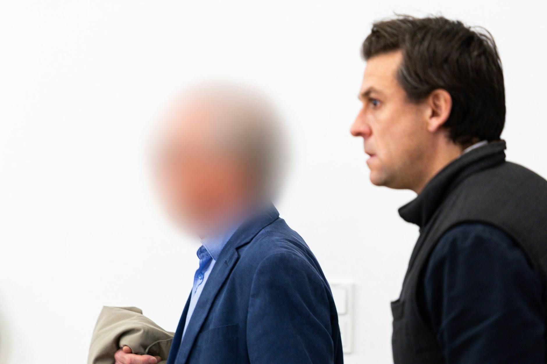 Der Angeklagte Hartmut Ebbing (l) und sein Anwalt Benedikt Mick (r) im Landgericht Braunschweig.