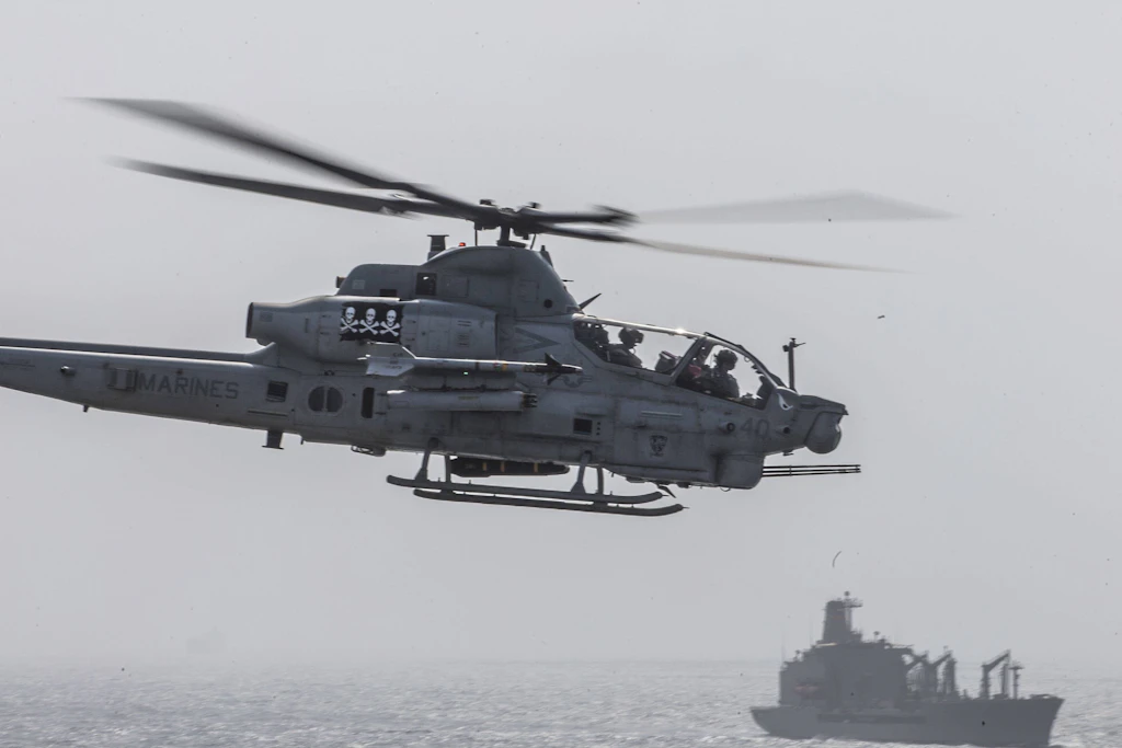 Ein US-Kampfhubschrauber landet während einer Fahrt durch die Straße von Hormus auf einem US-Kriegsschiff. Die Meerenge steht erneut im Zentrum der militärischen Konfrontation mit dem Iran.