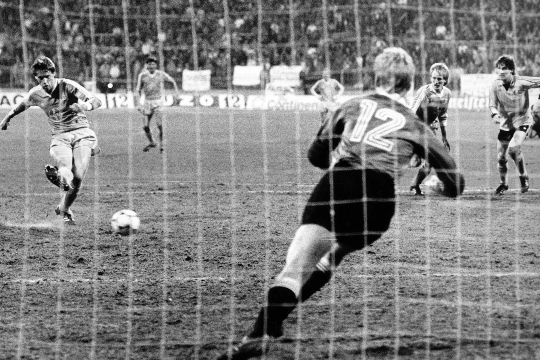 Wolfgang Funkel (l.) erzielte das zwischenzeitliche 6:3 per Elfmeter, das schon reichte für Uerdingen, Jens Ramme (Nr. 12) im Dynamo-Tor erlebte eine schwarze Stunde.