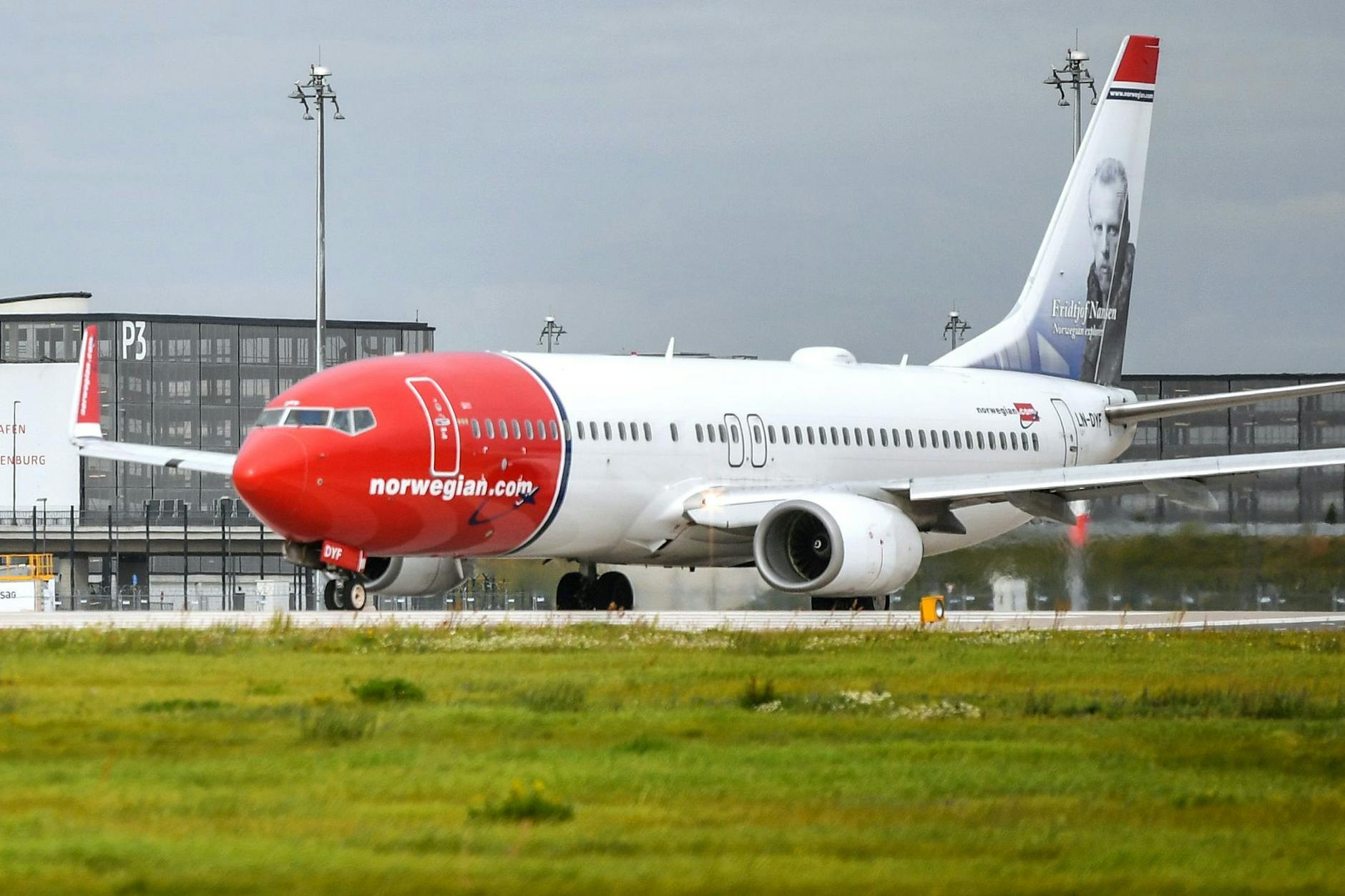 Mehrere Gemeinden nahe dem Flughafen BER in Schönefeld haben dem Brandenburger Landtag eine Petition gegen Fluglärm übergeben.
