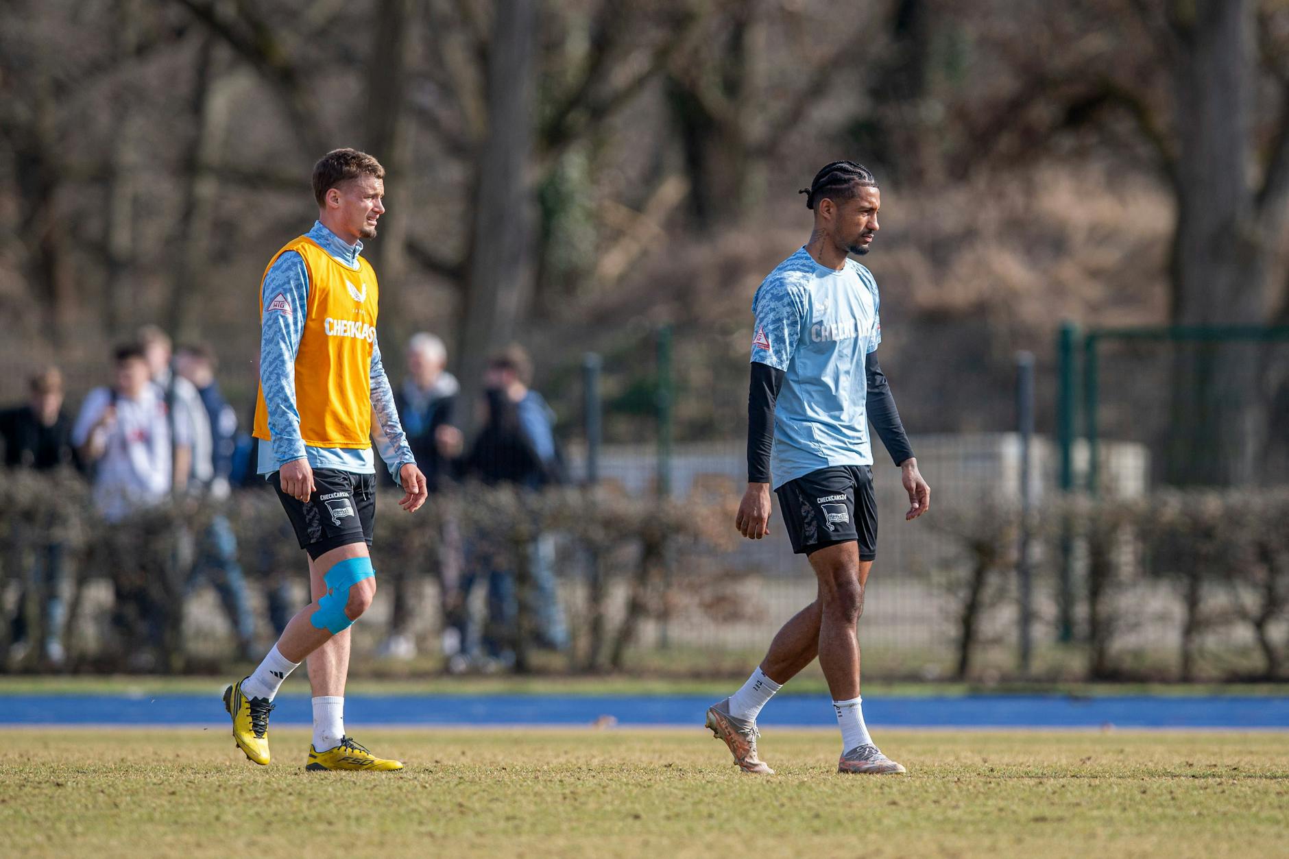 Jeremy Dudziak liefert sich nach seinem Comeback mit Michael Cuisance ein Duell im offensiven Mittelfeld von Hertha BSC.
