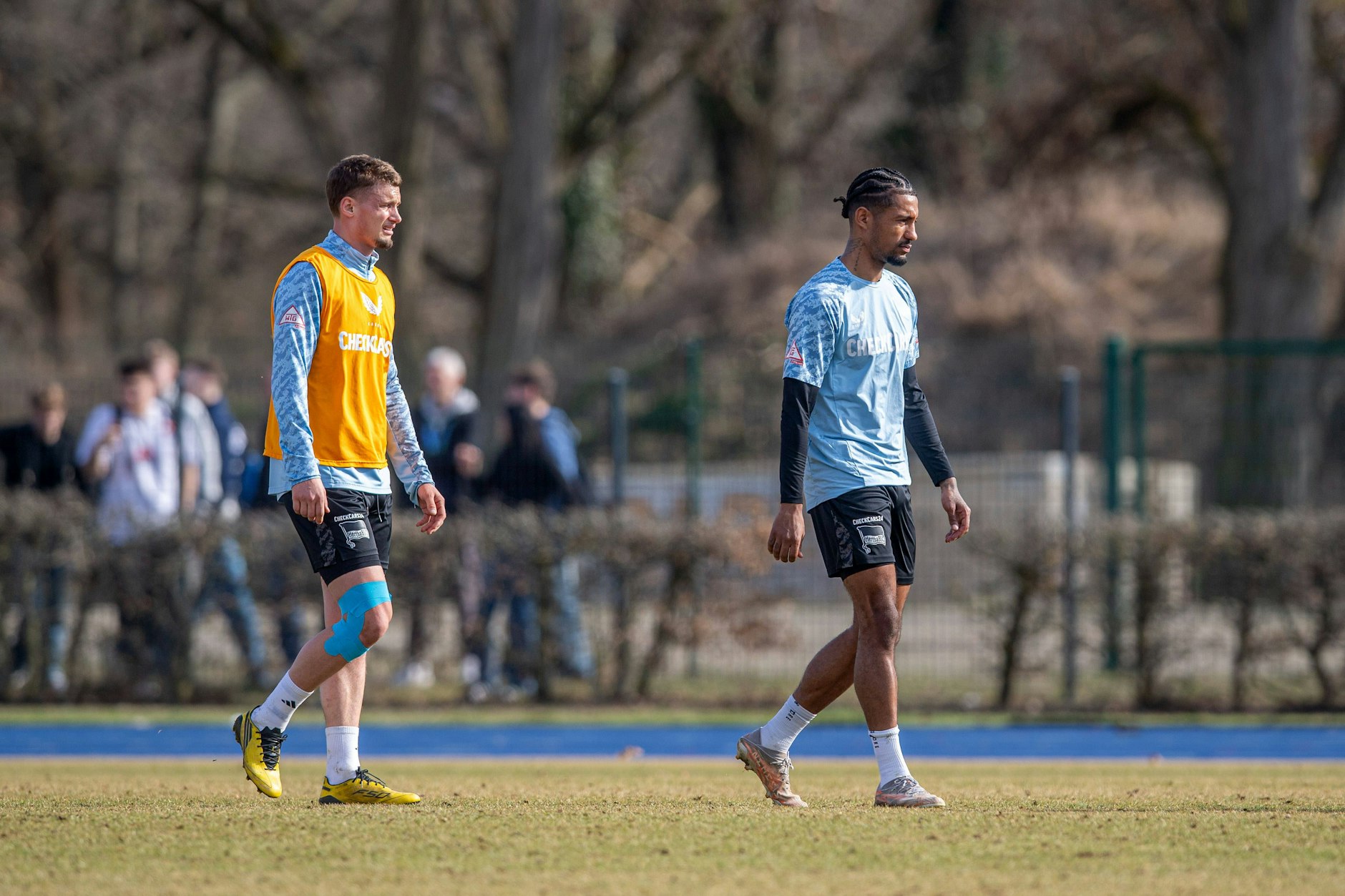 Jeremy Dudziak liefert sich nach seinem Comeback mit Michael Cuisance ein Duell im offensiven Mittelfeld von Hertha BSC.