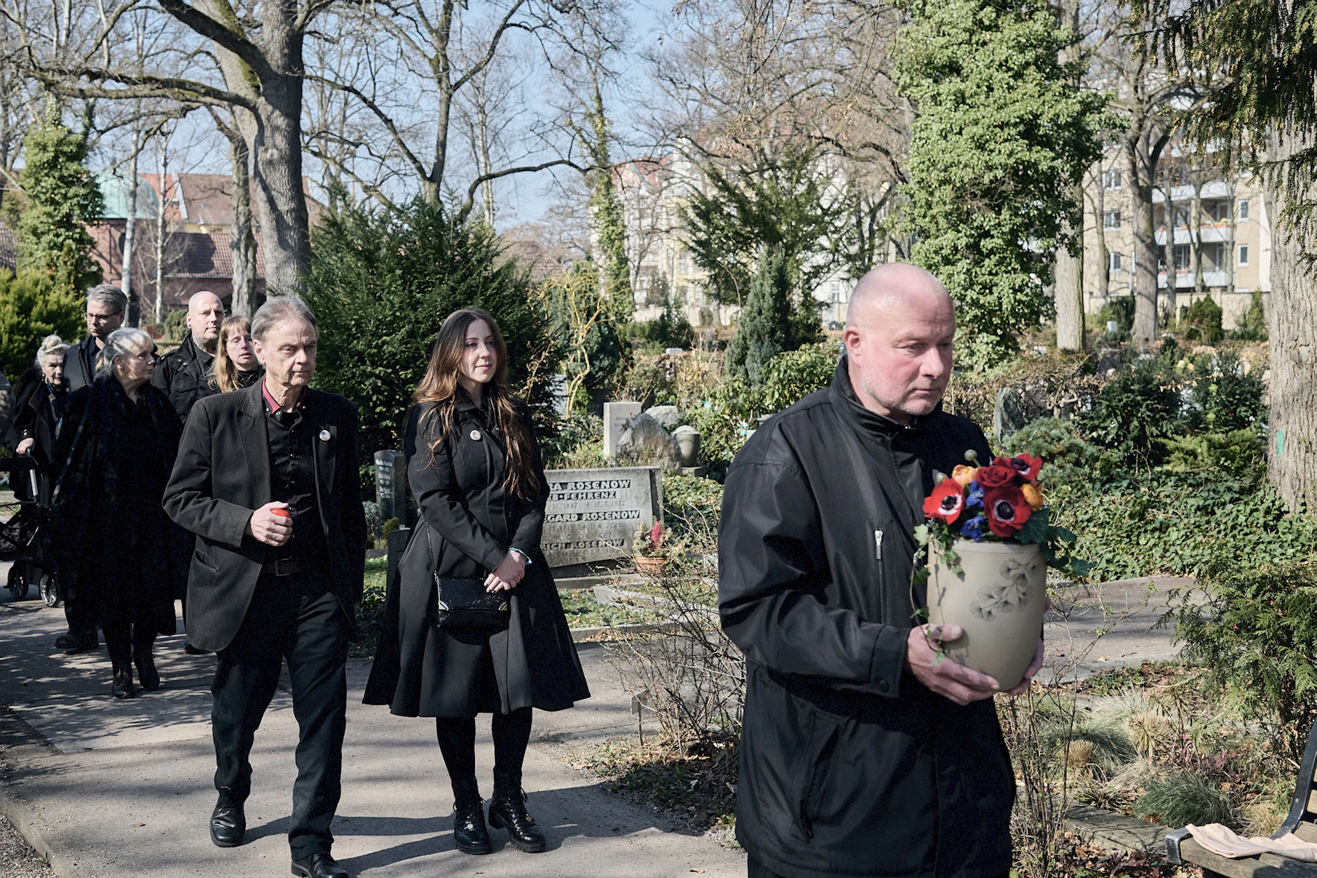 Auf dem Weg zum Grab: Hinter dem Urnen-Träger folgen Lüttes Tochter Ulrike Weidemüller und Ehemann Ralf Rasch.