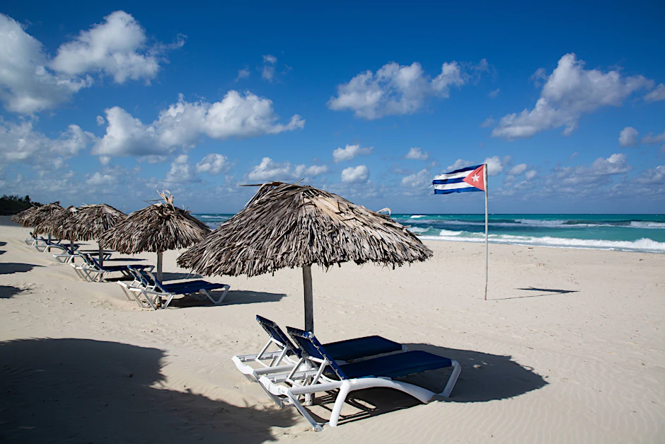 Sonnenschirme und Sonnenliegen warten am Strand von Varadero auf Urlauber.