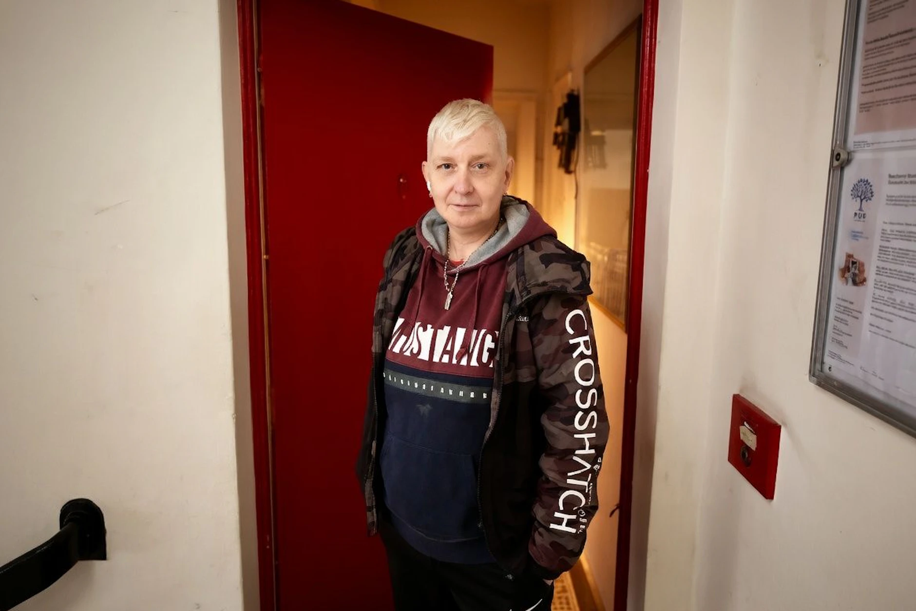 Sabine Wallburg (57) vor ihrer Haustür in Pankow. Sie hat seit 13 Monaten kein Warmwasser und ist verzweifelt.