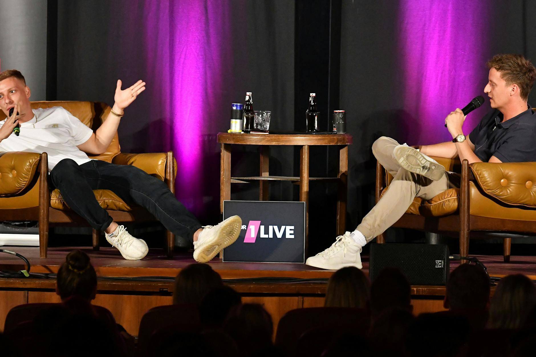 Felix Lobrecht (links) und Tommi Schmitt bei einer Live-Ausgabe von „Gemischtes Hack“.