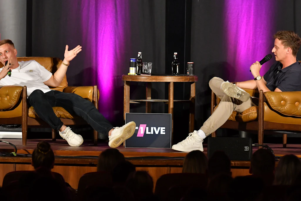 Felix Lobrecht (links) und Tommi Schmitt bei einer Live-Ausgabe von „Gemischtes Hack“.