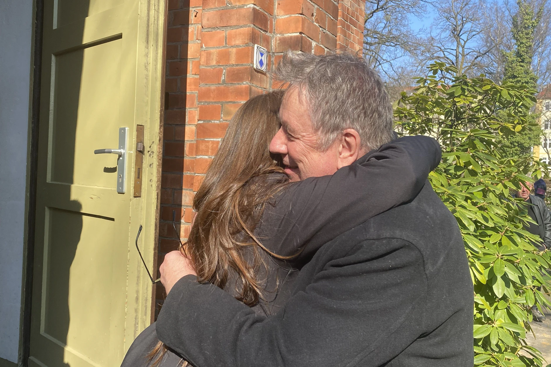 Wettermann Jörg Kachelmann umarmt auf dem Friedhof Ulrike Weidemüller, die Tochter der verstorbenen Sängerin Angelika Mann.