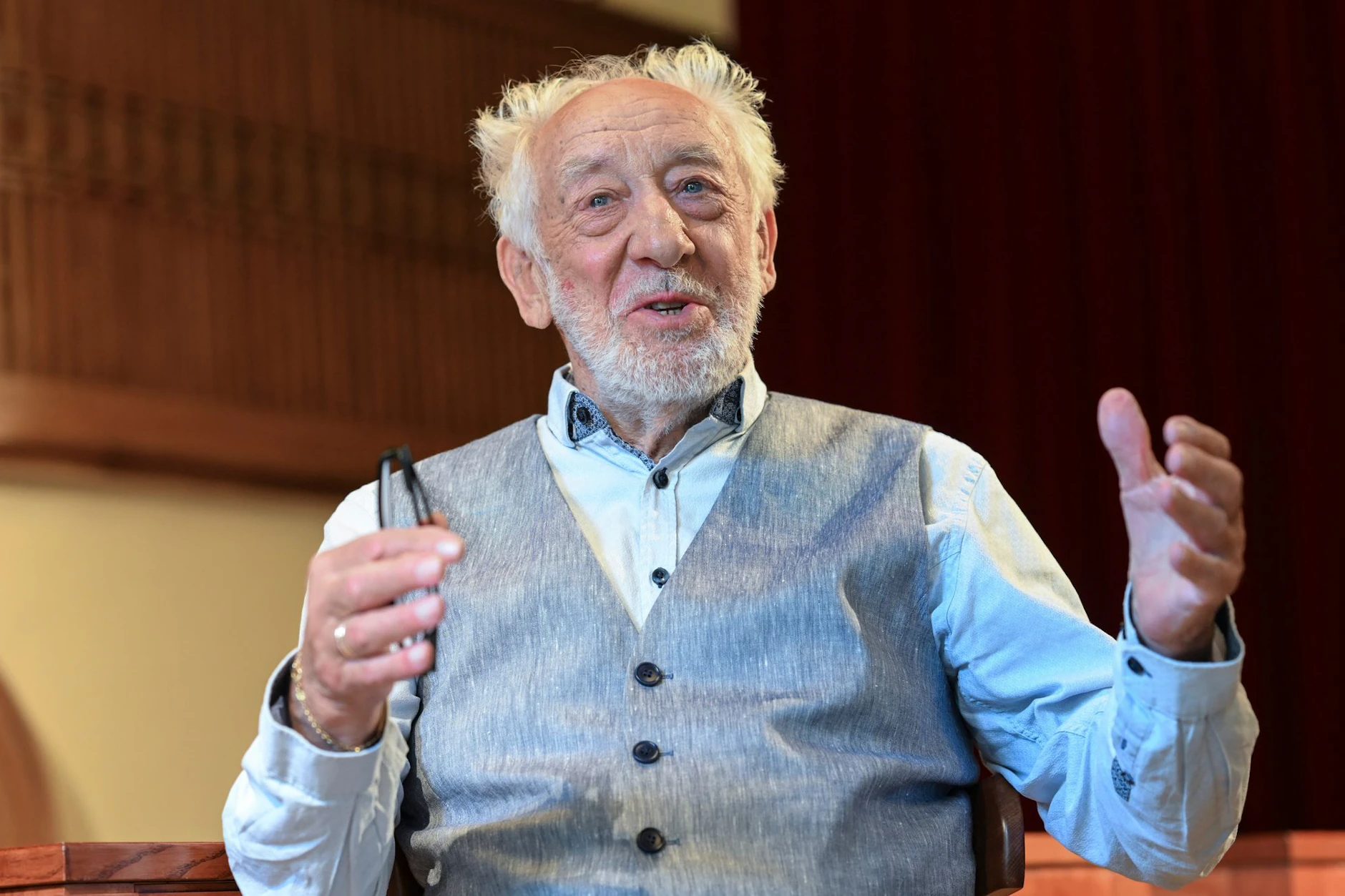 Dieter Hallervorden betreibt drei Theater, zwei davon in Berlin: Das Schlosspark-Theater und die Wühlmäuse, zudem ist er in Dessau engagiert.