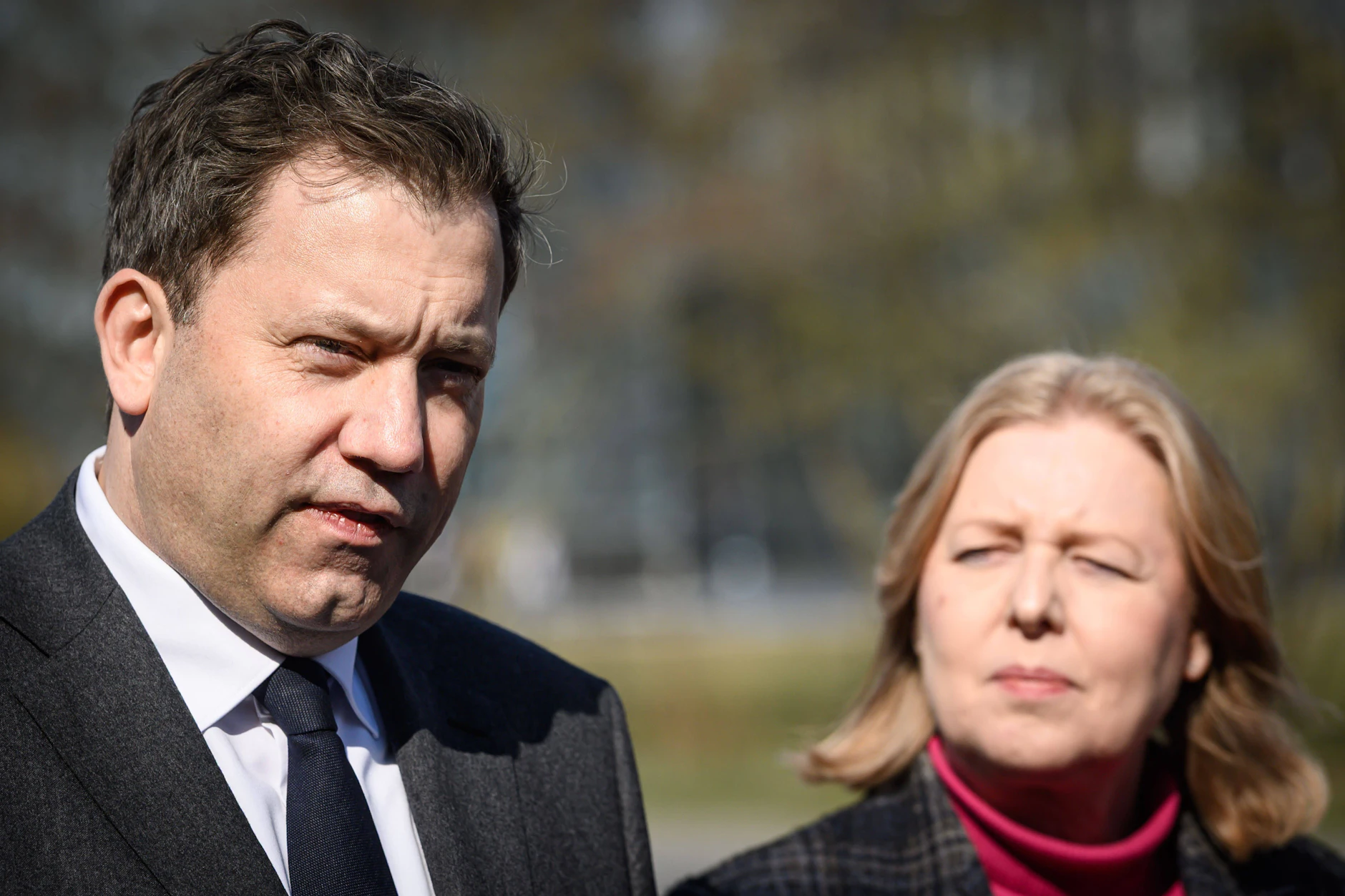 Lars Klingbeil und Bärbel Bas bleiben erst mal SPD-Vorsitzende: Laut Klingbeil verdient die SPD-Zielgruppe maximal 3000 Euro im Monat.