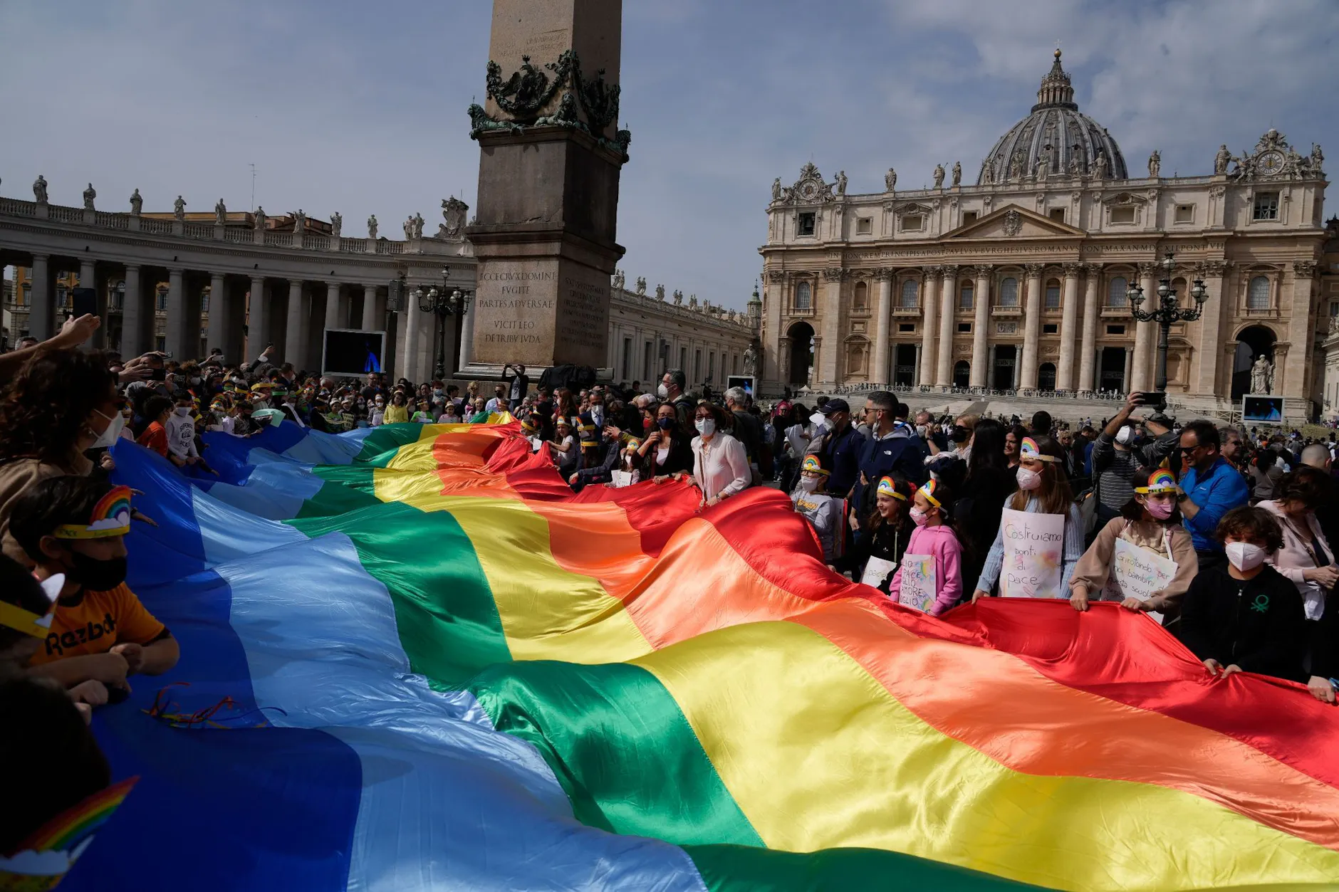 Gläubige hissen auf dem Petersplatz eine große Regenbogen-Fahne während des Angelus-Gebets von Papst Franziskus, der zum Ende des Ukraine-Kriegs aufruft.