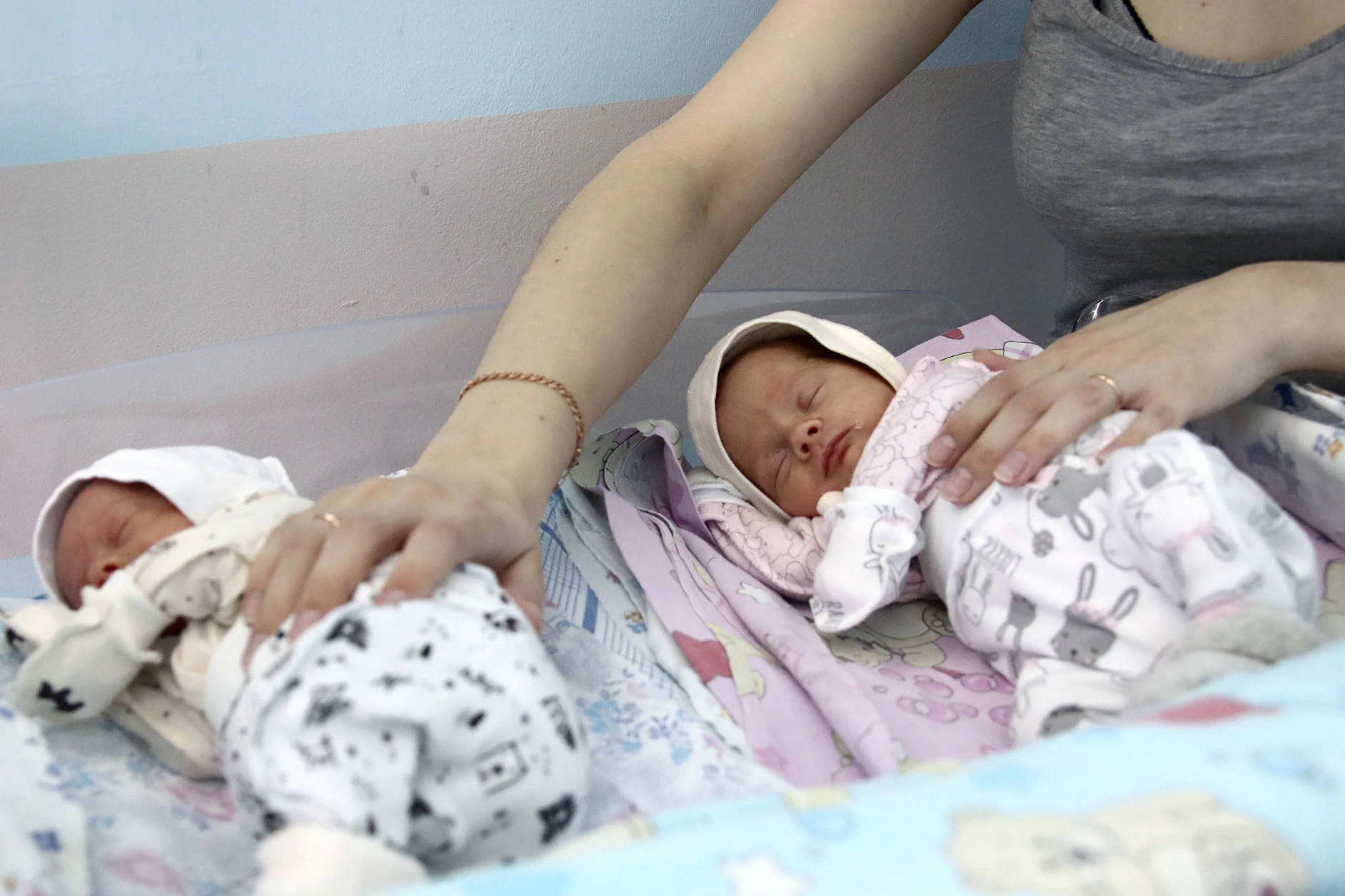 Mutter mit Neugeborenen in Moskauer Geburtsklinik