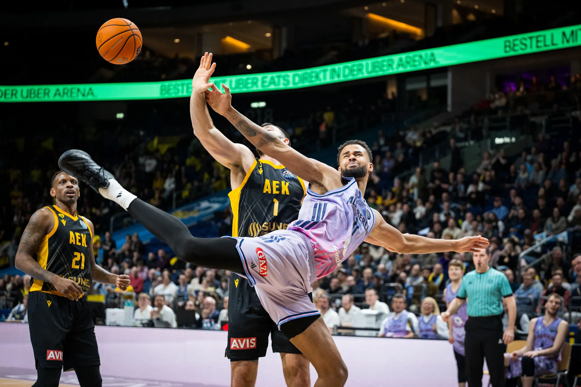 Selbst dieser Einsatz von Norris Agbakoko (Vordergrund) konnte die Niederlage von Alba Berlin gegen AEK Athen nicht verhindern.