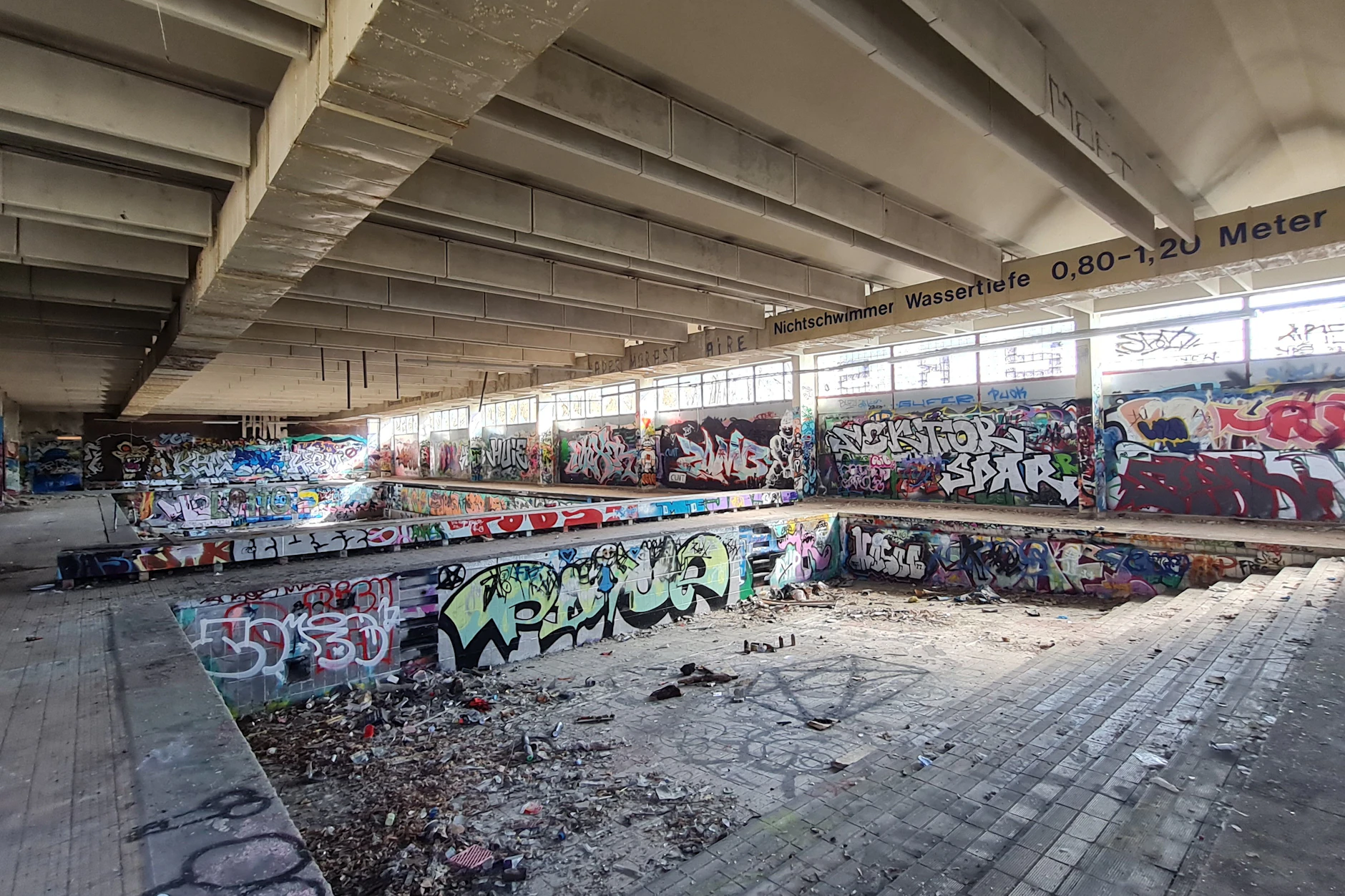Hier badete vor einigen Jahren noch ganz Pankow: Die ehemalige Schwimmhalle.