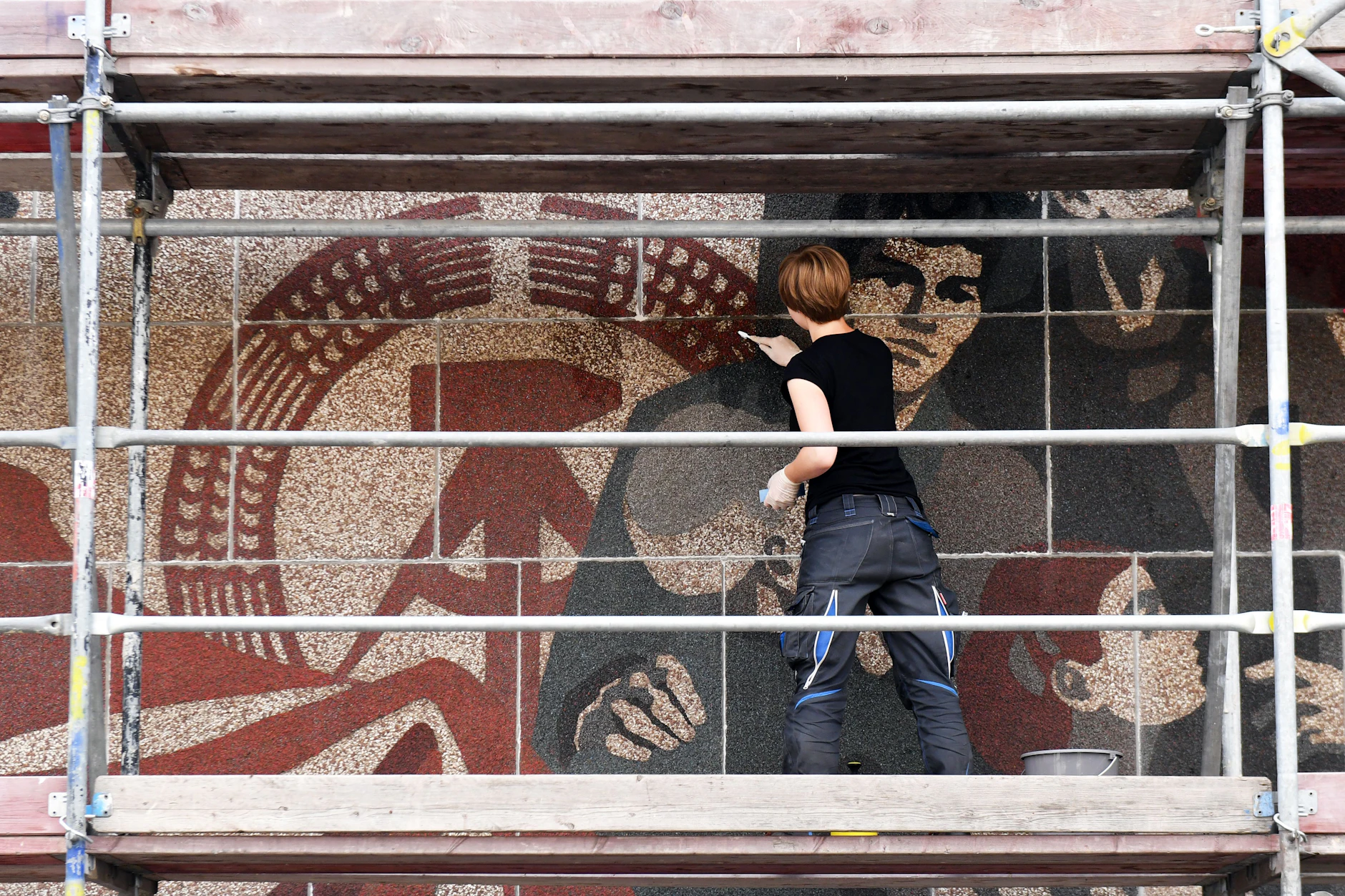 Im Rahmen der Sanierung des Kulturpalastes Dresden wurde auch ein DDR-Wandbild restauriert.