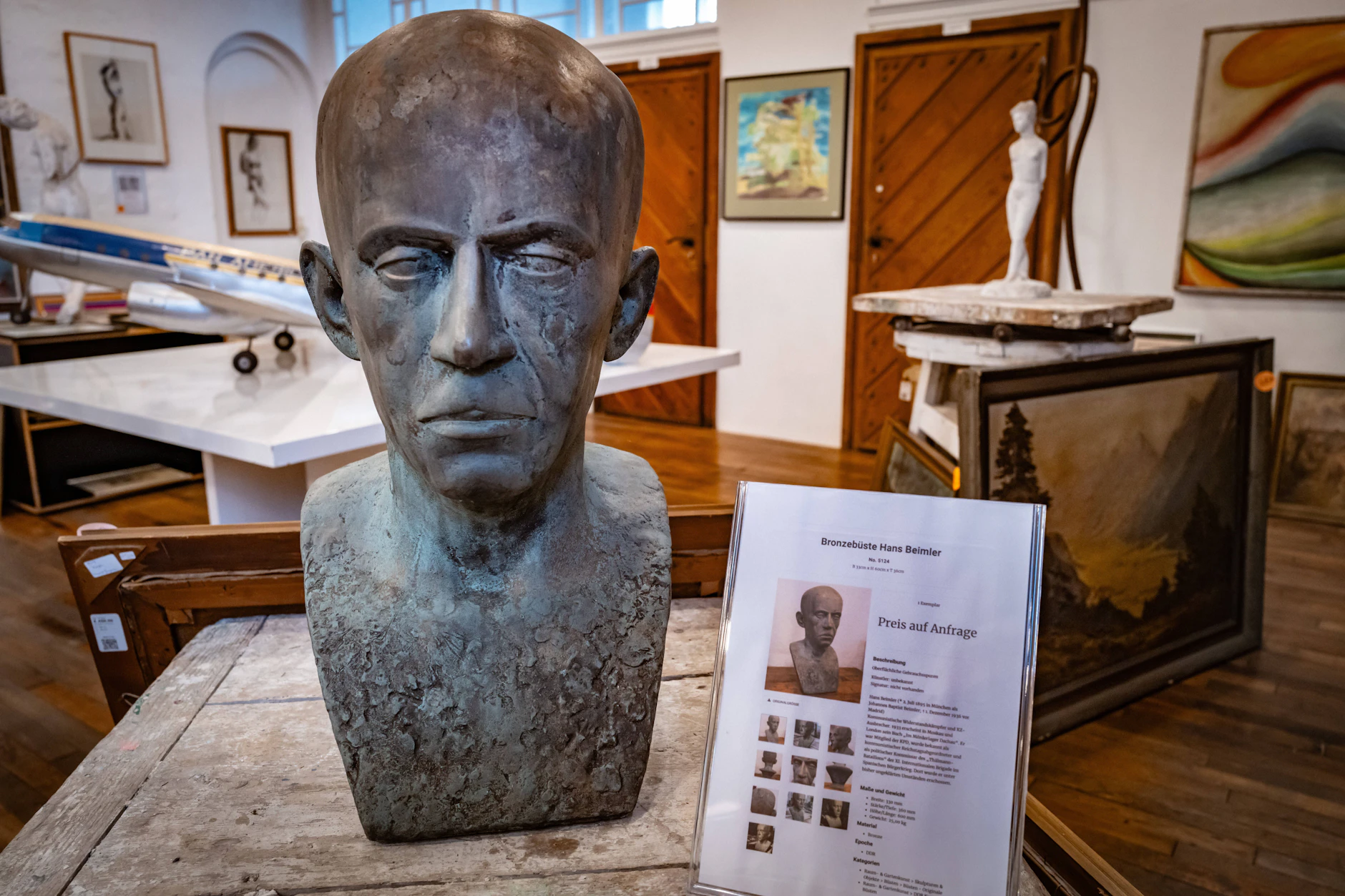 Eine Bronzebüste von Hans Beimler in einem Museum in Marwitz im Landkreis Oberhavel.