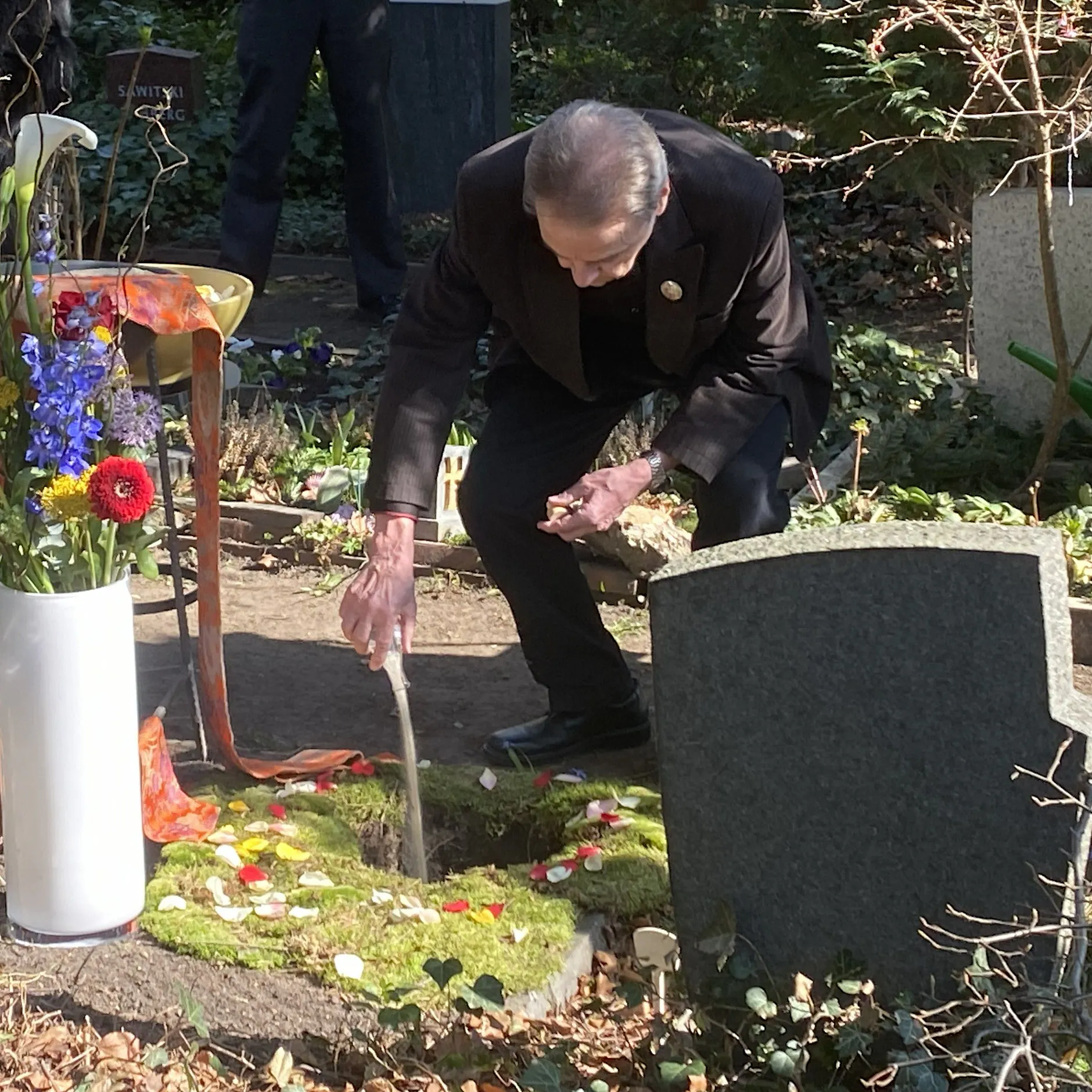 Letzte Liebesgeste am Grab: Berlin trauert um DDR-Star Angelika Mann