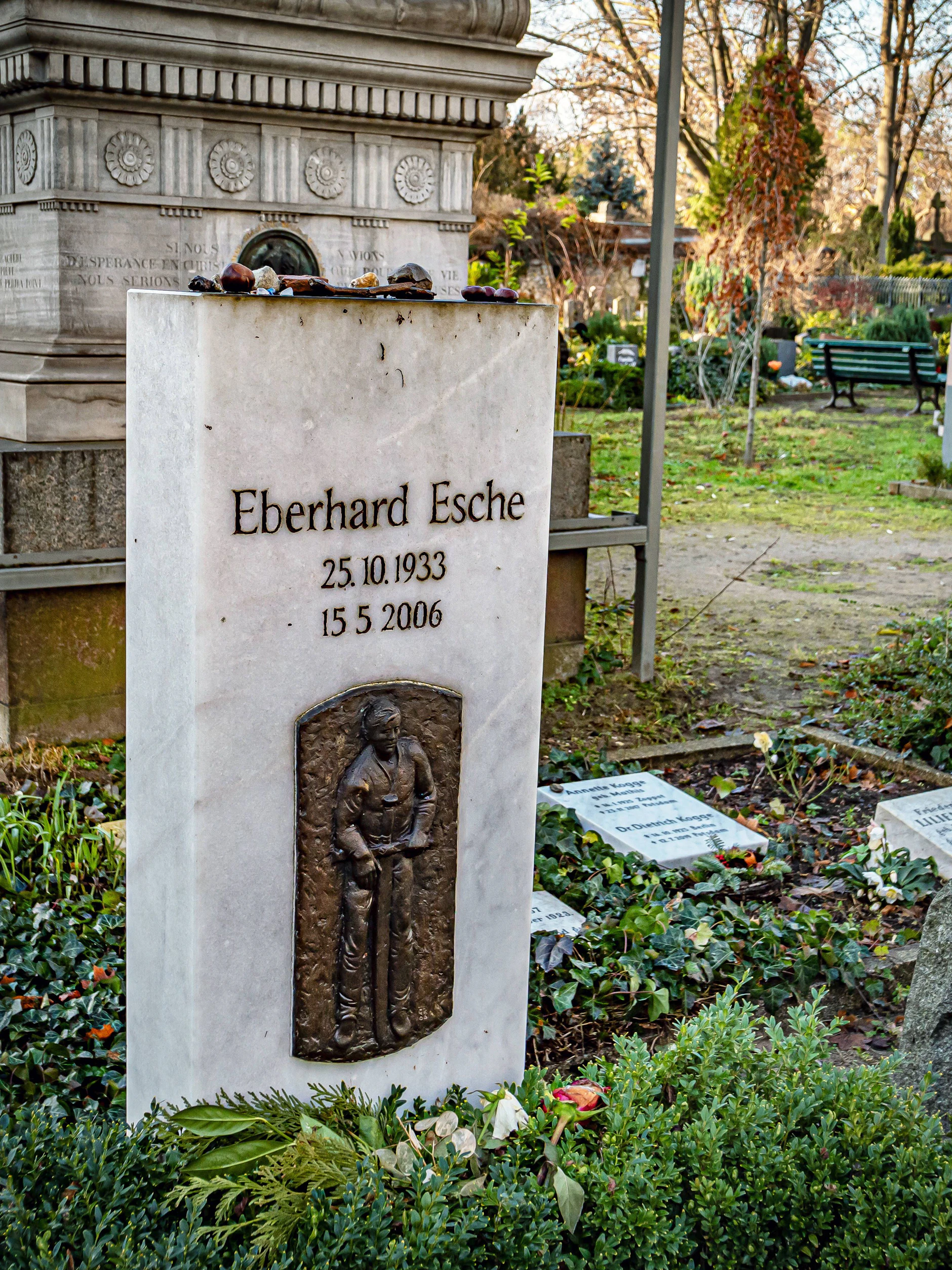 Die Grabstätte von Eberhard Esche auf dem Französischen Friedhof in Berlin. Der bekannte Schauspiel-Star aus der DDR starb schon 2006 an Krebs.