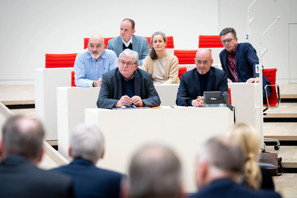 Die BSW-Abgeordneten Christian Dorst, Falk Peschel, Gunnar Lehmann, Jenny Meyer, Niels-Olaf Lüders und Andreas Kutsche (v.l.n.r.) im Potsdamer Landtag