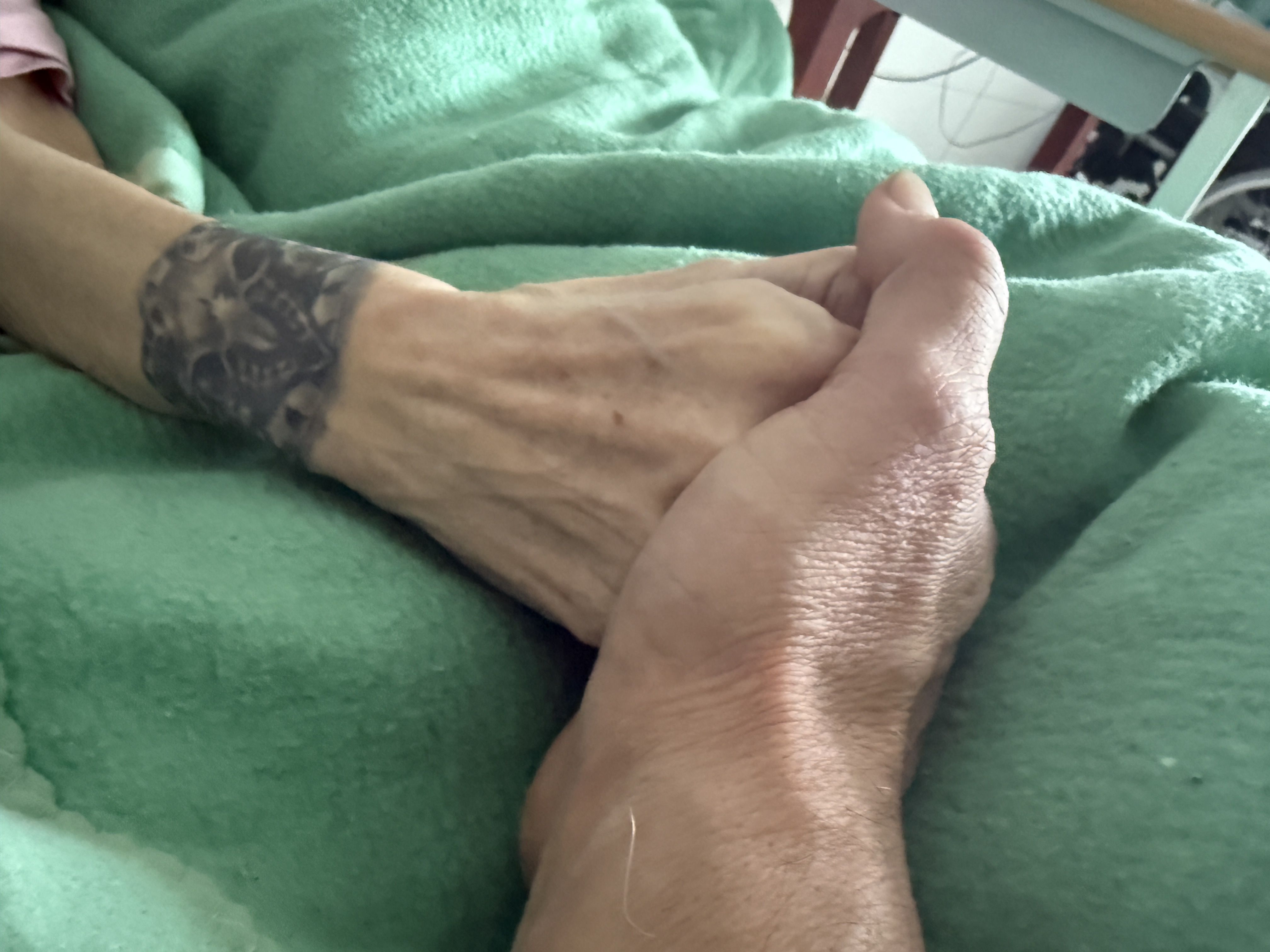 Demenz mit Mitte 50: Erfahrungsbericht eines Mannes, der seine Partnerin pflegt