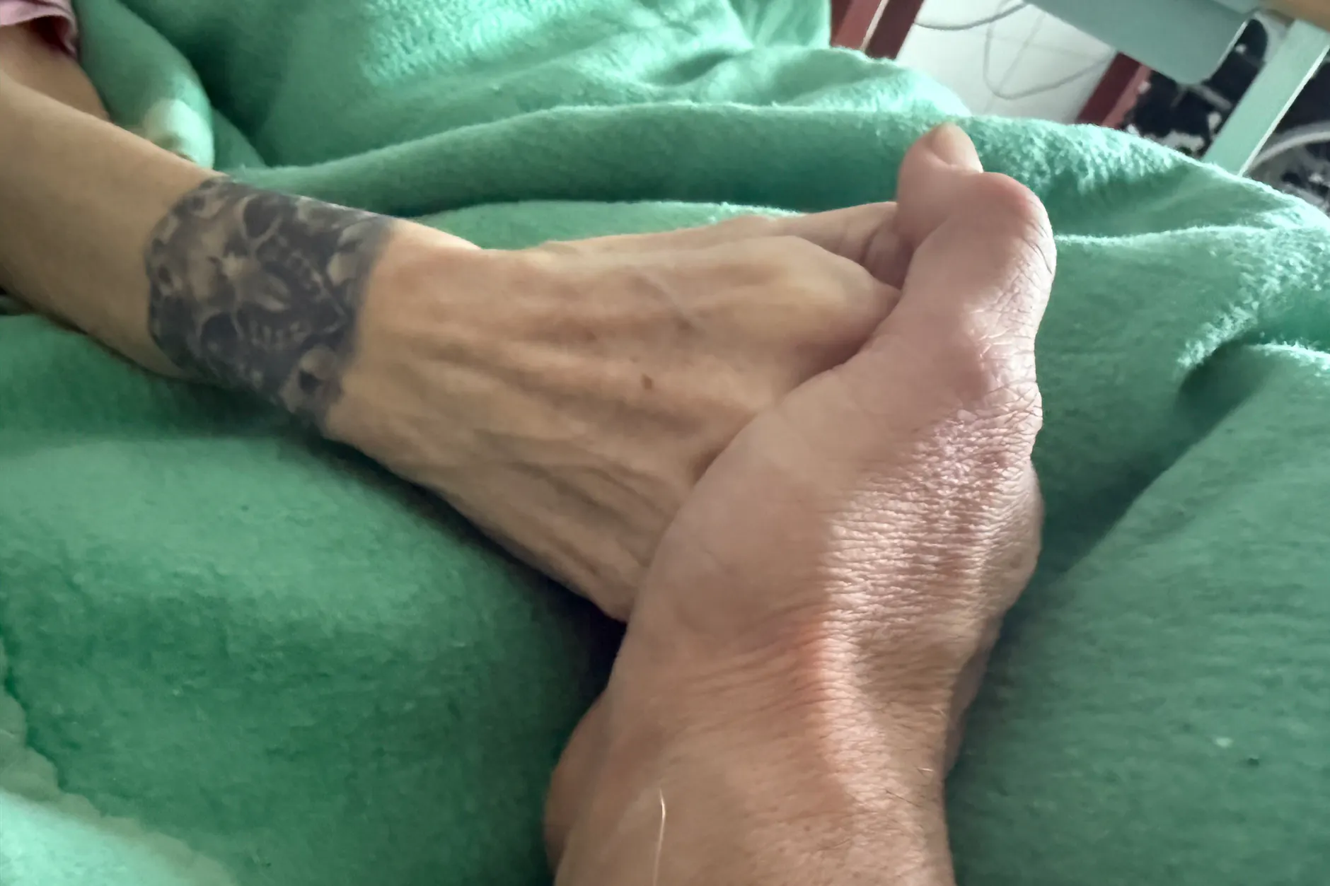 Menschen, die an Demenz erkrankt sind, brauchen verstärkt Zuneigung – auch wenn sie in ihrer eigenen Welt leben.