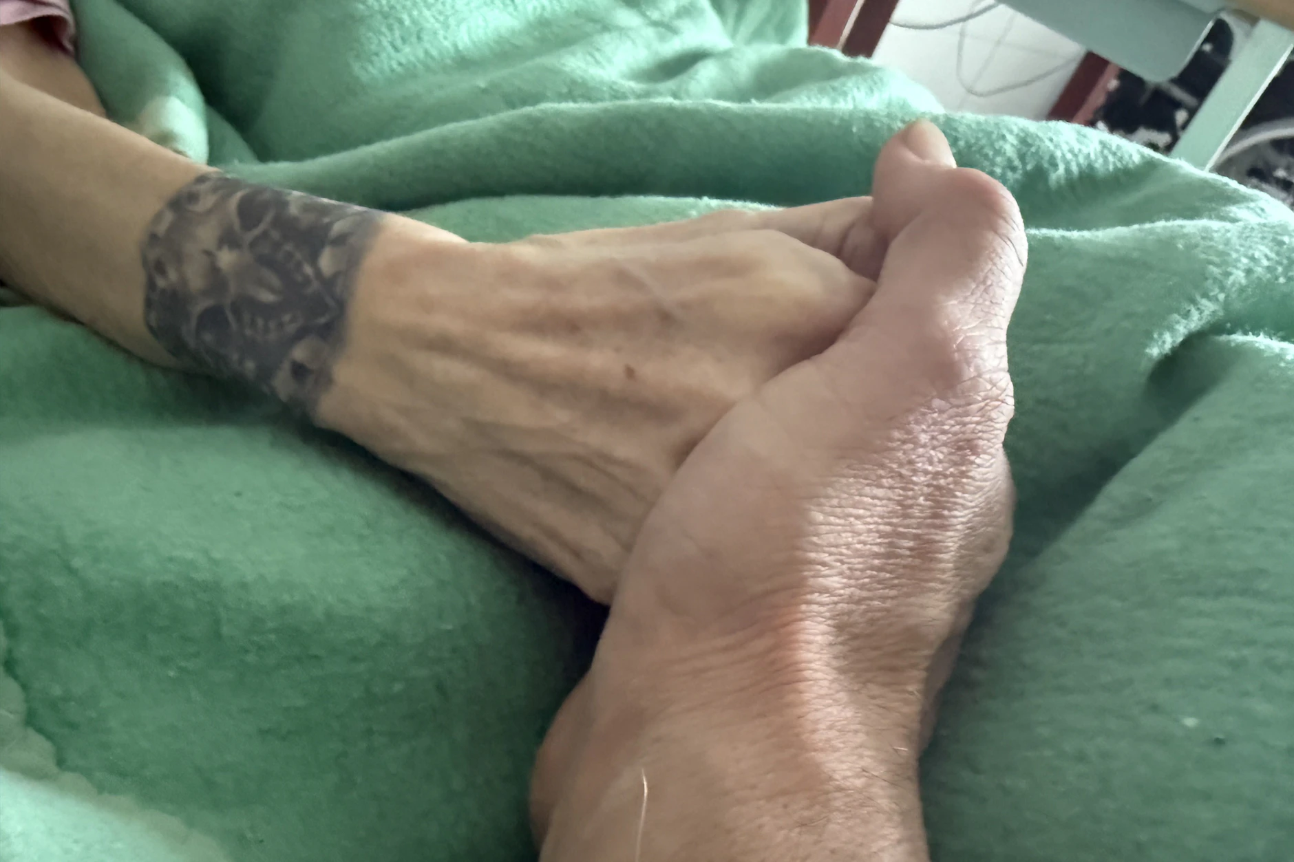 Menschen, die an Demenz erkrankt sind, brauchen verstärkt Zuneigung – auch wenn sie in ihrer eigenen Welt leben.