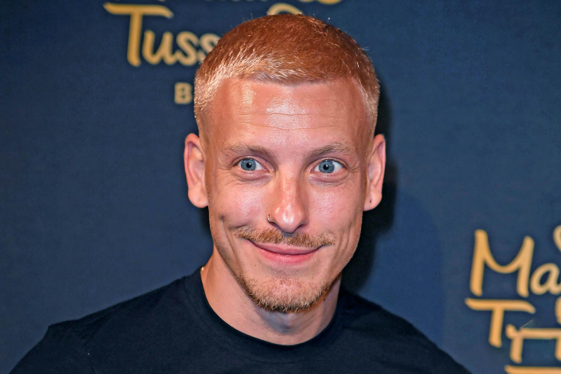 Comedian Felix Lobrecht äußert sich bei „Gemischtes Hack“ zum Verhältnis zwischen Ost und West.