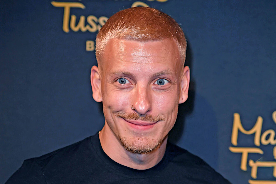 Comedian Felix Lobrecht äußert sich bei „Gemischtes Hack“ zum Verhältnis zwischen Ost und West.