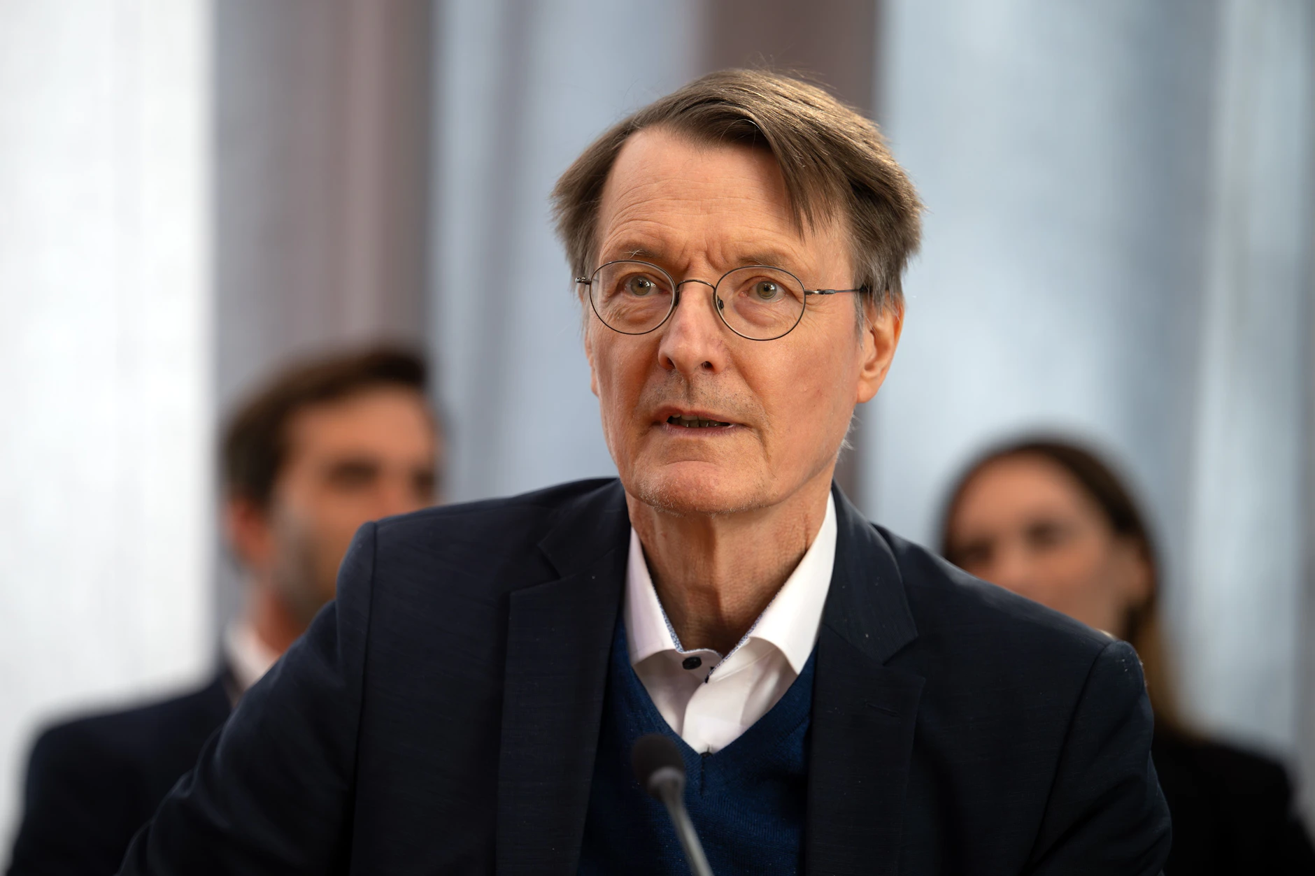 Karl Lauterbach (SPD), früherer Gesundheitsminister, wartet im Saal 3.101 des Marie-Elisabeth-Lüders-Hauses auf den Beginn der öffentlichen Anhörung der Corona-Enquetekommission.