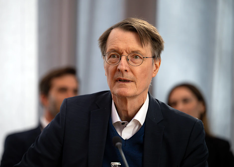Karl Lauterbach (SPD), früherer Gesundheitsminister, wartet im Saal 3.101 des Marie-Elisabeth-Lüders-Hauses auf den Beginn der öffentlichen Anhörung der Corona-Enquetekommission.