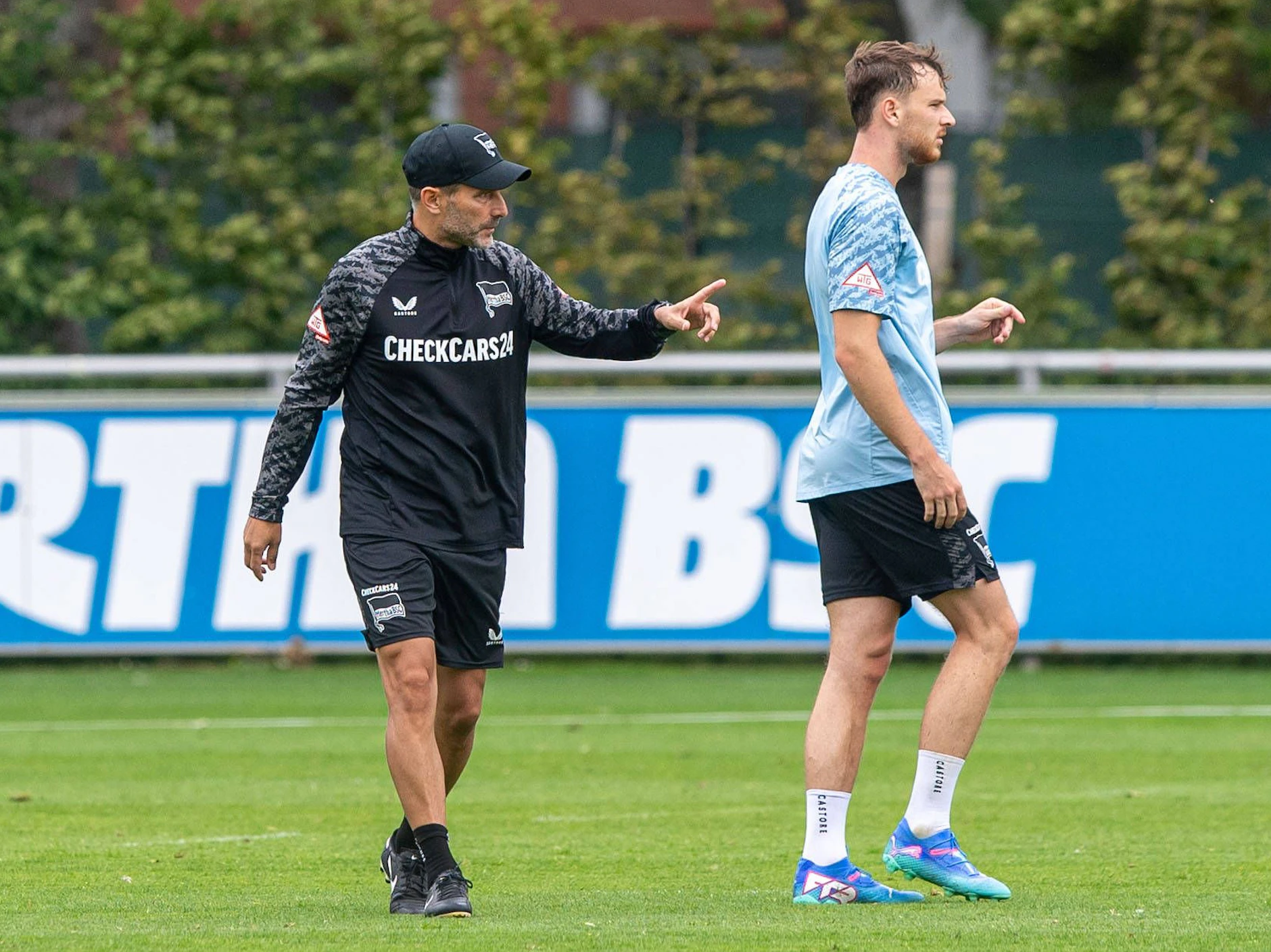 Hertha-Coach Stefan Leitl redet mit Pascal Klemens auf dem Trainingsplatz von Hertha BSC.