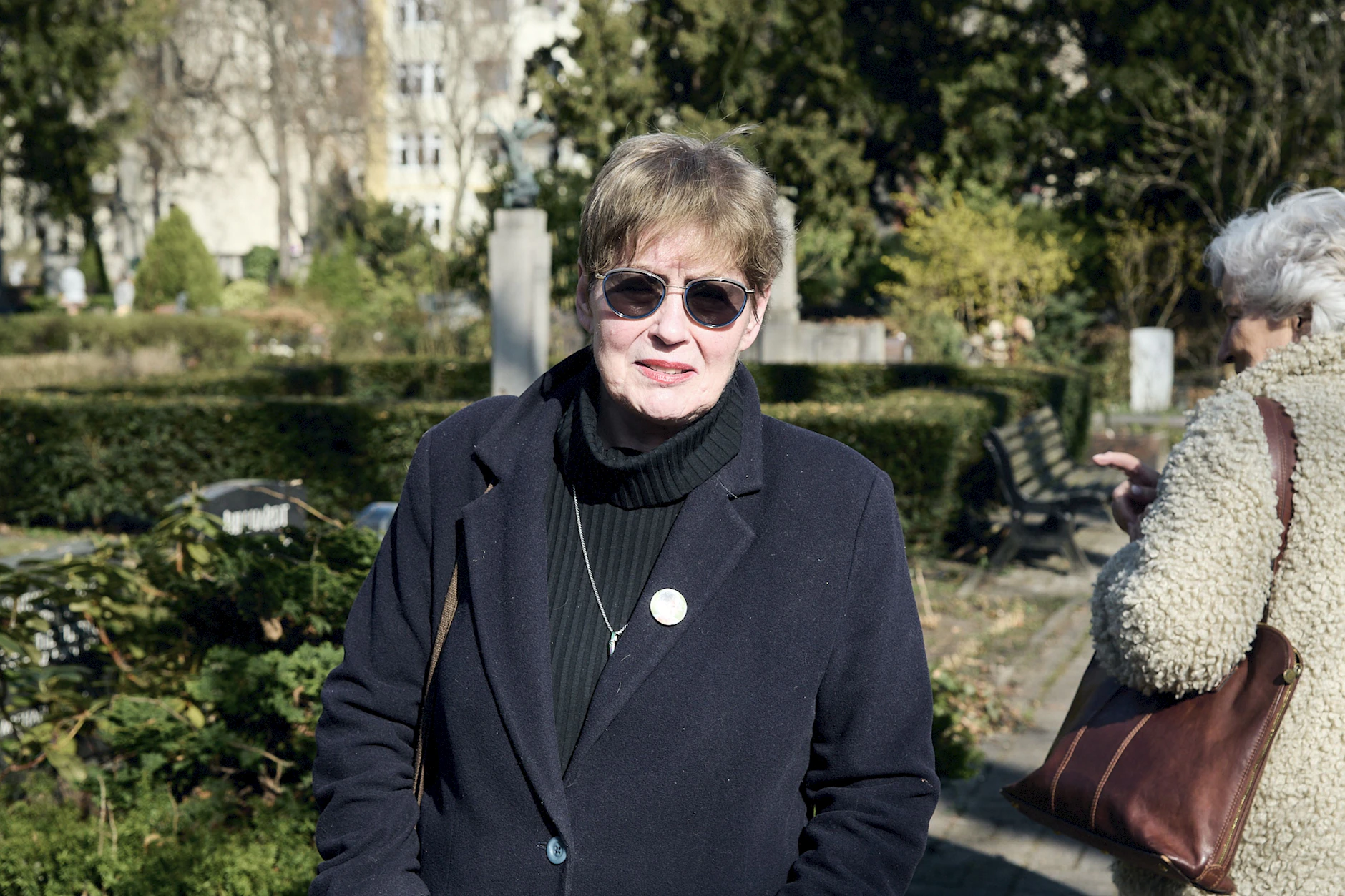 <a href="https://www.berliner-kurier.de/berlin/letzte-liebesgeste-am-grab-berlin-trauert-um-ddr-star-angelika-mann-li.10025644"></a><a href="https://www.berliner-kurier.de/berlin/letzte-liebesgeste-am-grab-berlin-trauert-um-ddr-star-angelika-mann-li.10025644">Abschied von der Lütten: Jazzsängerin Uschi Brüning</a> ist zu der Trauerfeier gekommen.