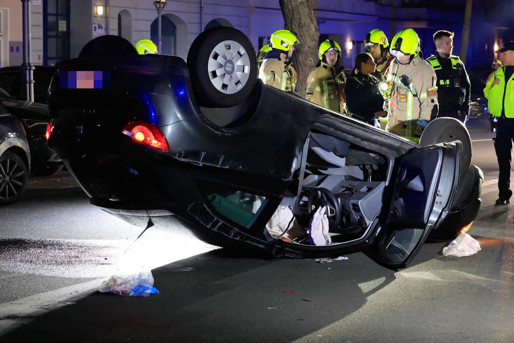 Der Unfallwagen blieb auf dem Dach liegen