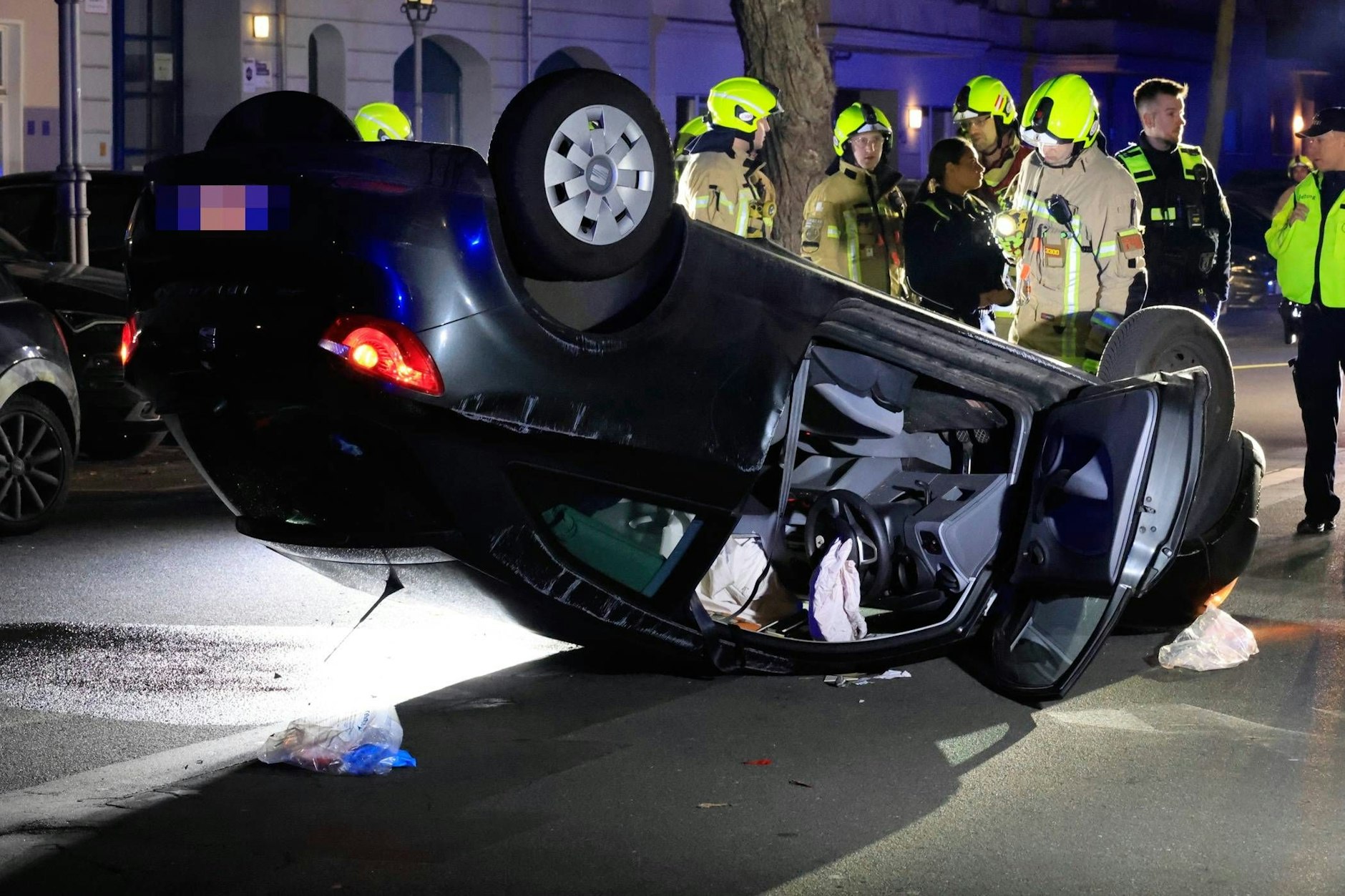 Der Unfallwagen blieb auf dem Dach liegen