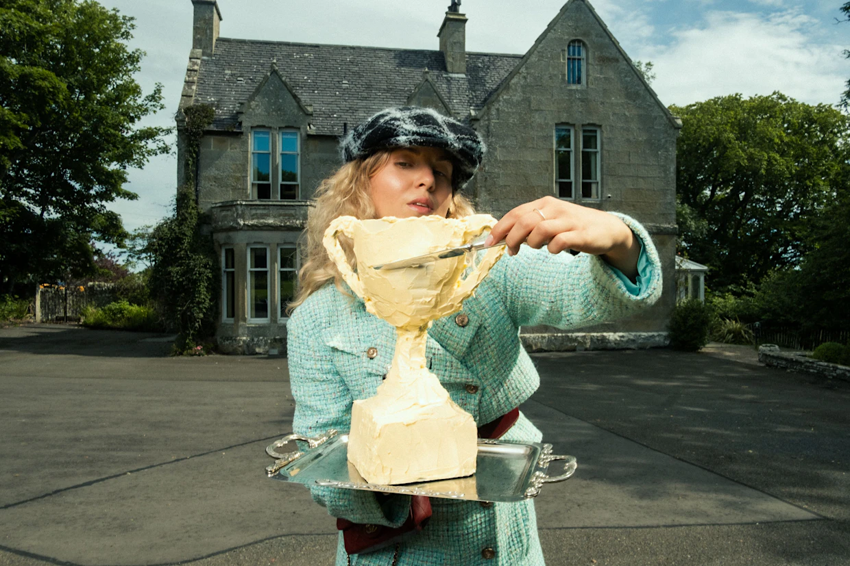 „Herrlich Hosting“: Ein Kochbuch zwischen Kartoffelsalat und Chanel