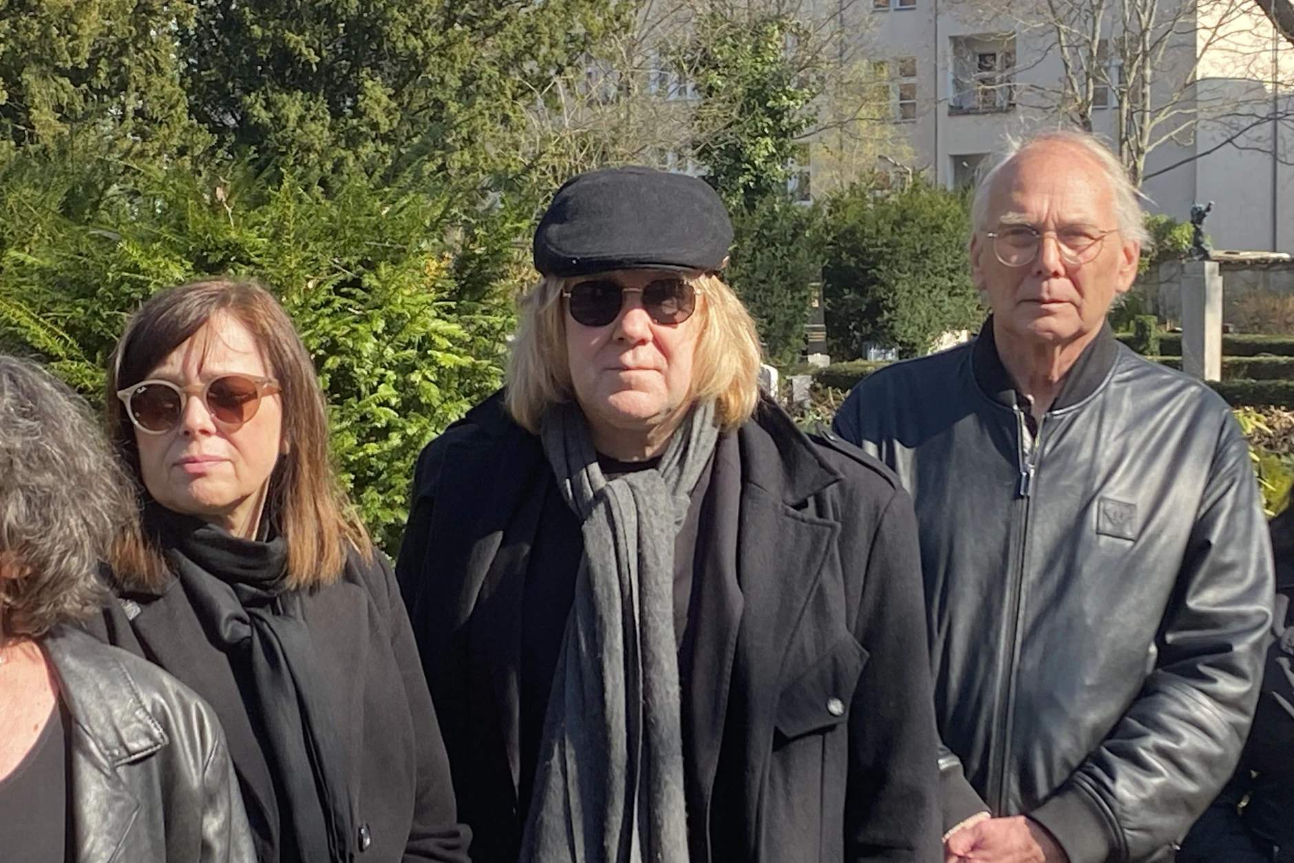 Tobias Künzel (M.) von den Prinzen kam aus London zur Beisetzung von Angelika Mann angereist.