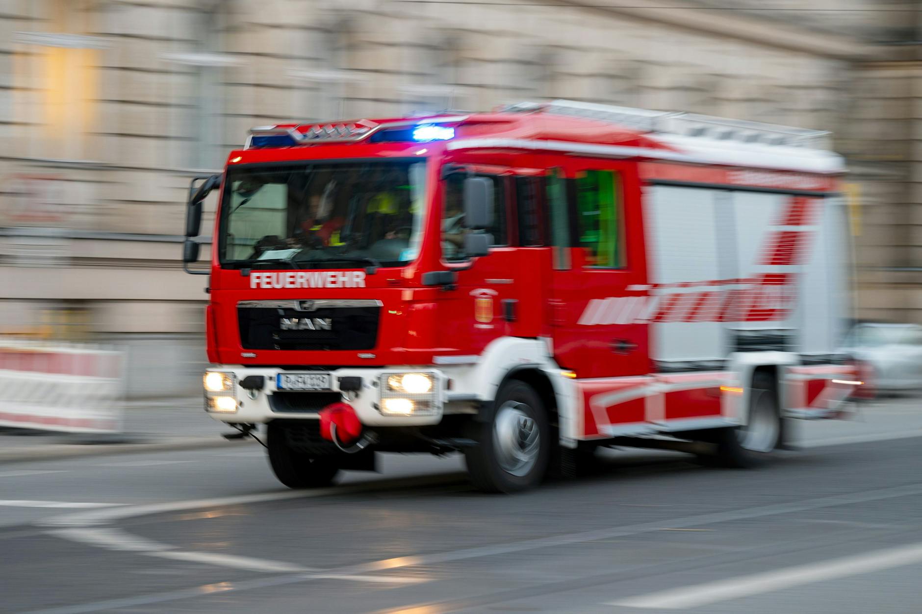 Ein Feuerwehrfahrzeug ist mit Blaulicht im Einsatz unterwegs. Immer wieder kommt es dabei zu heiklen Situationen im Straßenverkehr. (Symbolbild)