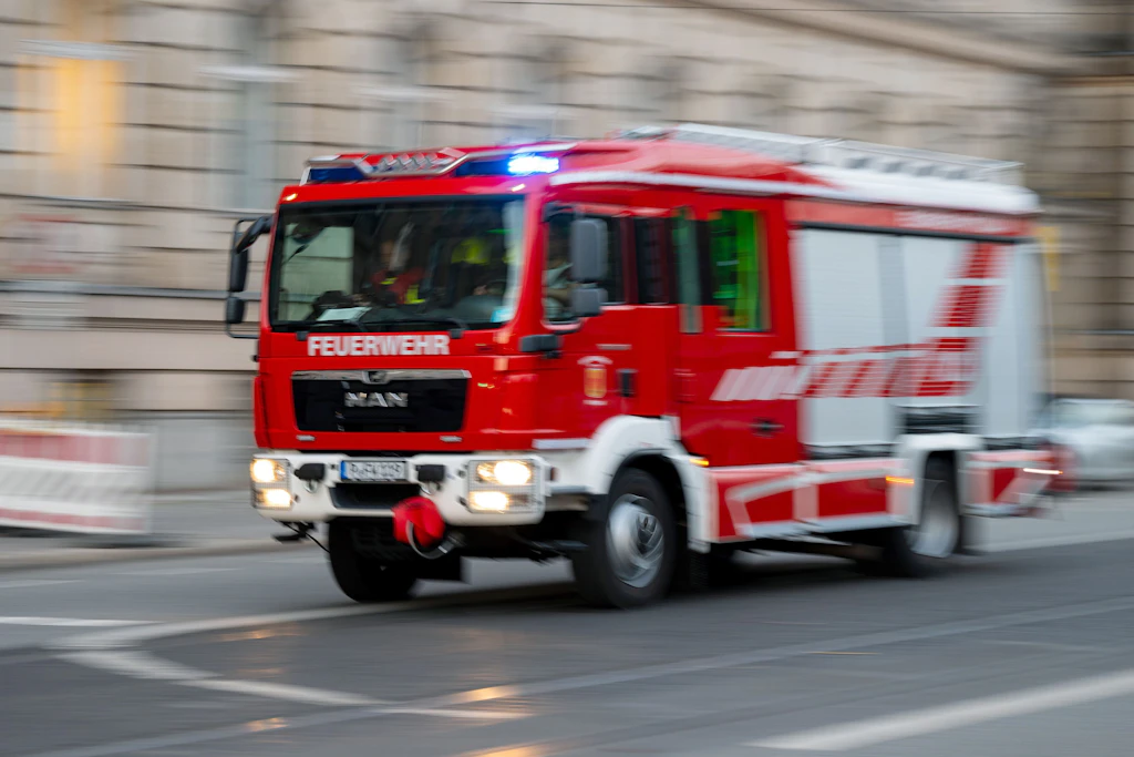 Feuerwehrmann im Einsatz geblitzt: Bußgeld sorgt für Aufregung in Taucha!