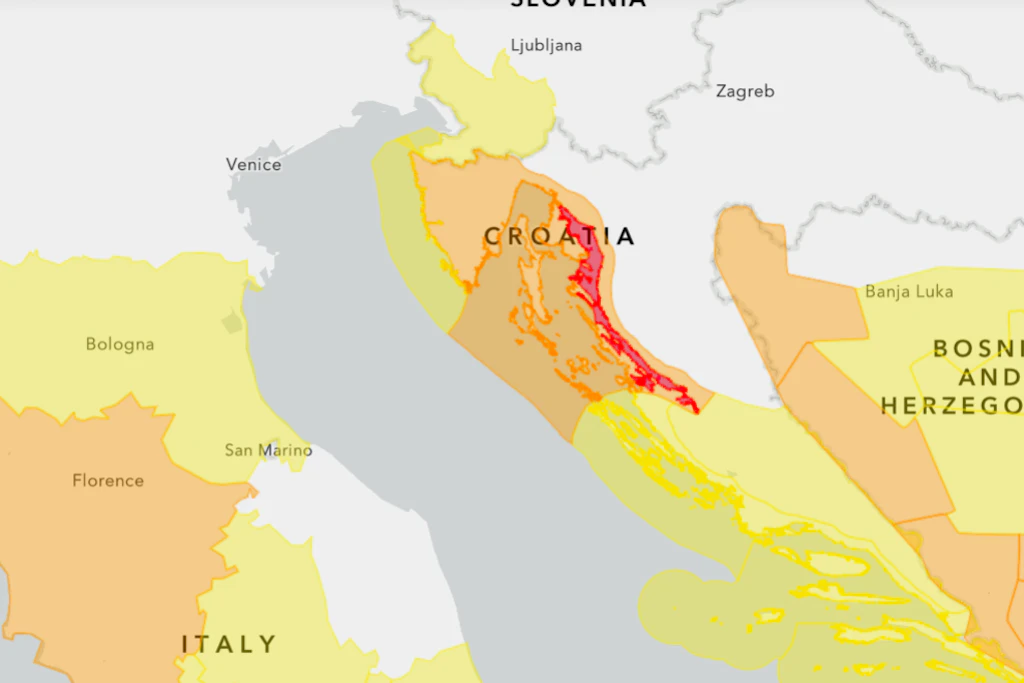 Warnkarte für die Adriaregion: Entlang der kroatischen Küste gilt teilweise Alarmstufe Rot wegen extremer Sturmböen.