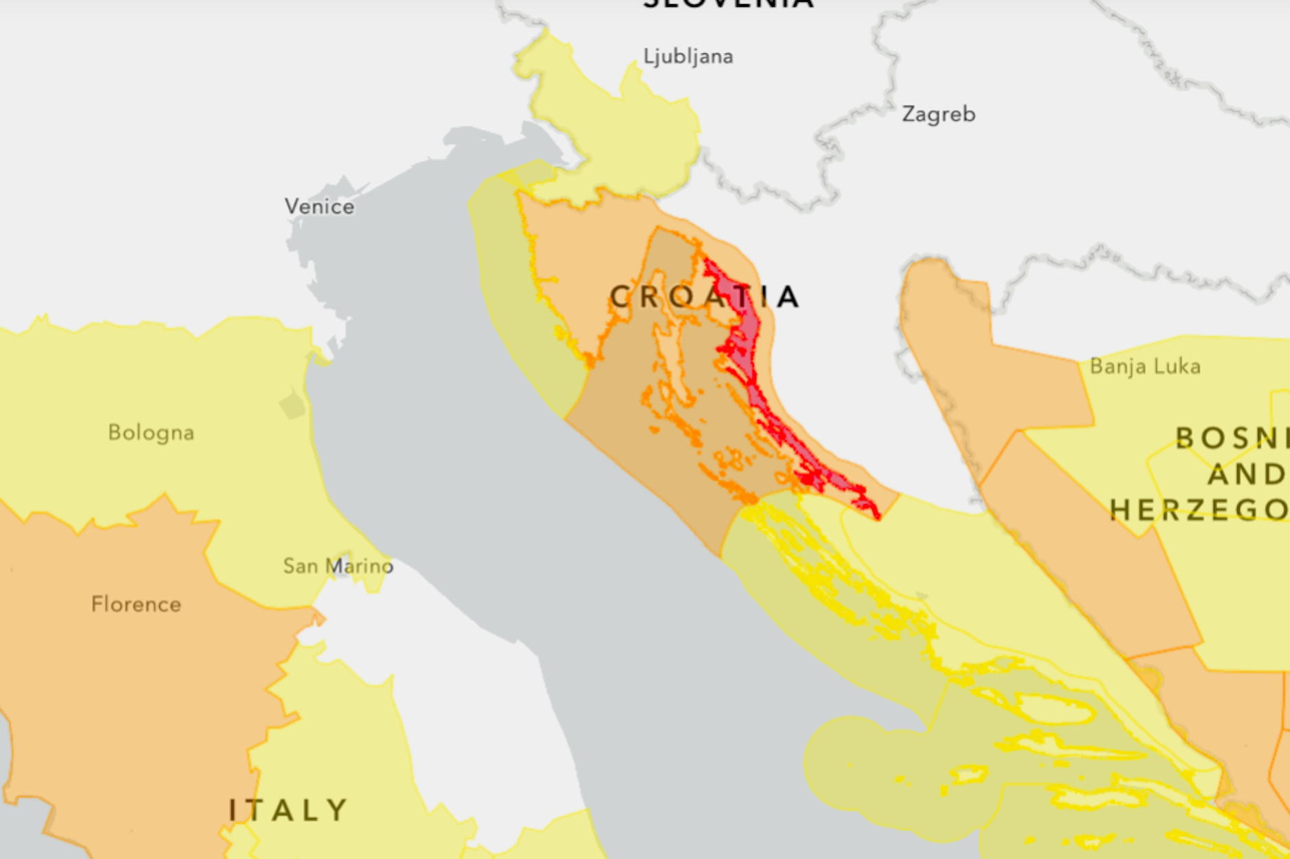 Warnkarte für die Adria-Region: Entlang der kroatischen Küste gilt teilweise Alarmstufe Rot wegen extremer Sturmböen.