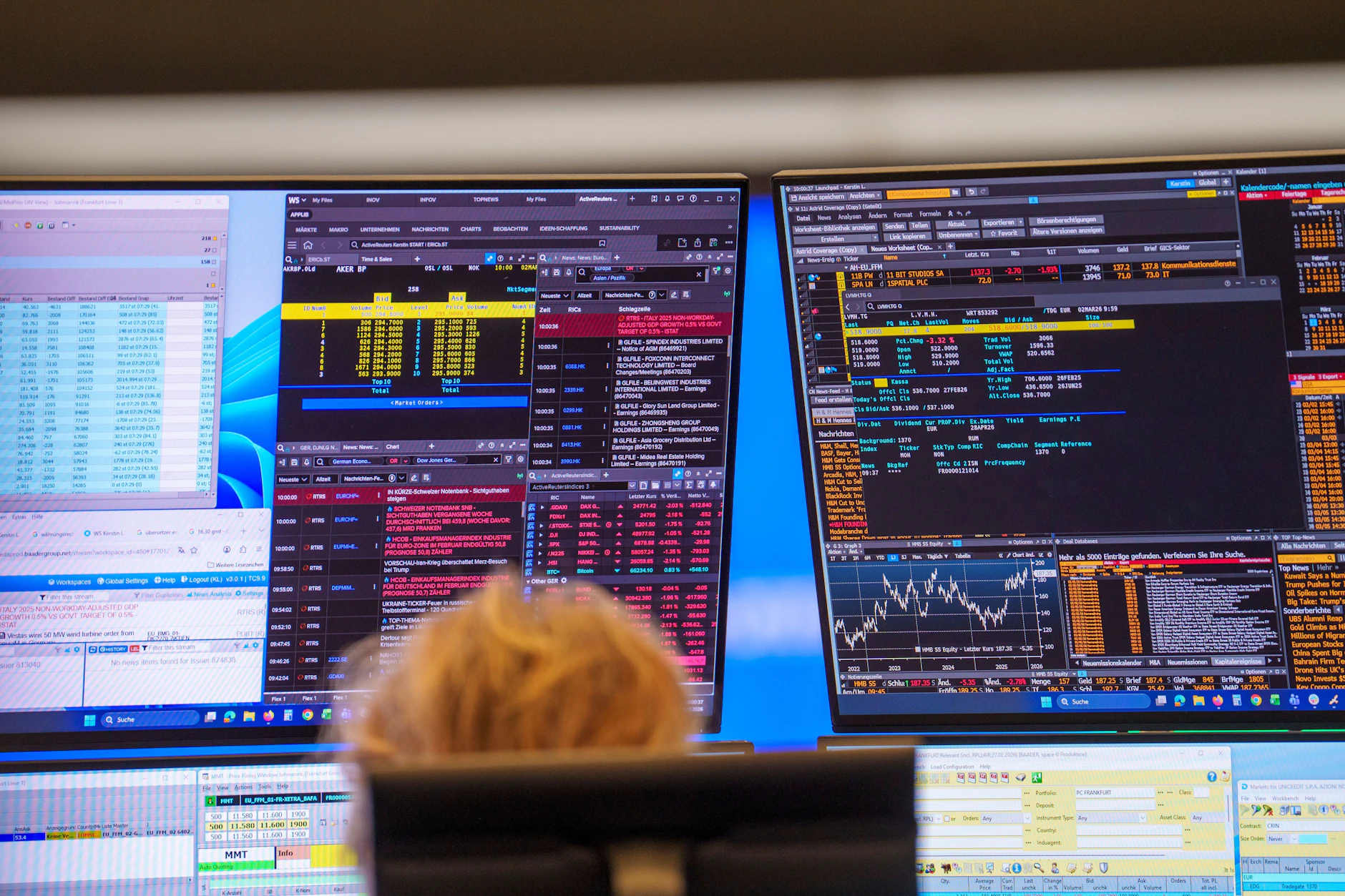 Eine Händlerin schaut im Handelssaal an der Börse auf ihre Bildschirme.