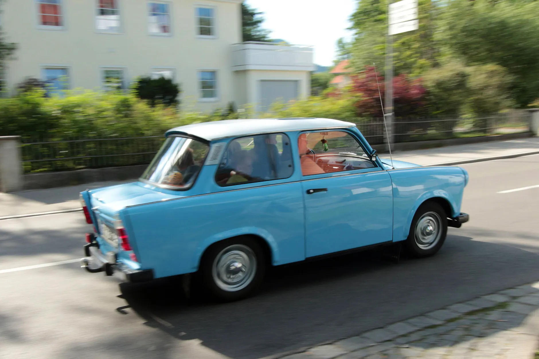 Genau so sah das Mobilitätsglück meiner 1980er-Jahre aus: Trabant 601 in Himmelblau, champagnerfarbenes Dach, Radio, verchromte Stoßstangen, Anhängerkupplung.