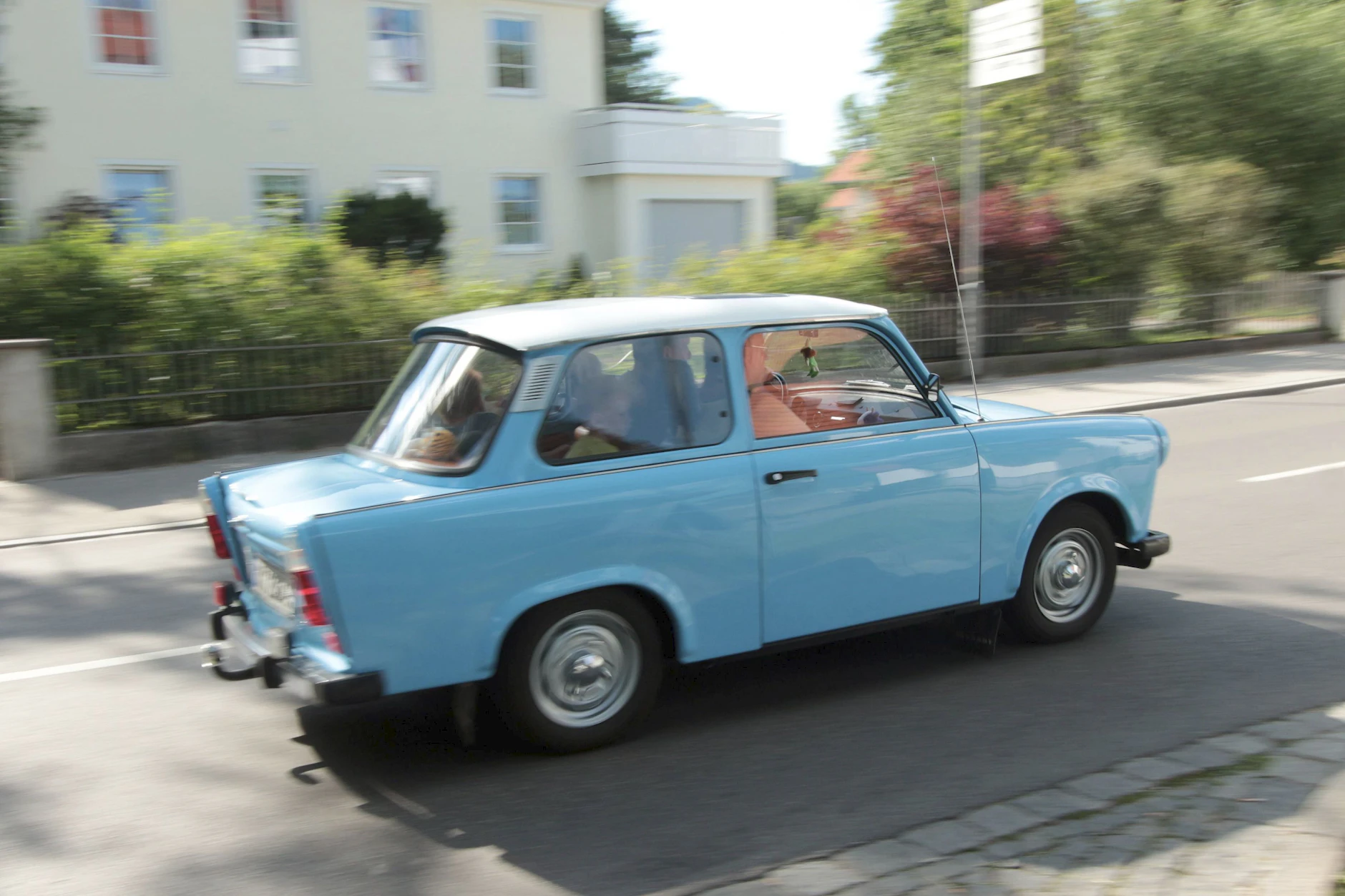 Genau so sah das Mobilitätsglück meiner 1980er-Jahre aus: Trabant 601 in Himmelblau, champagnerfarbenes Dach, Radio, verchromte Stoßstangen, Anhängerkupplung.